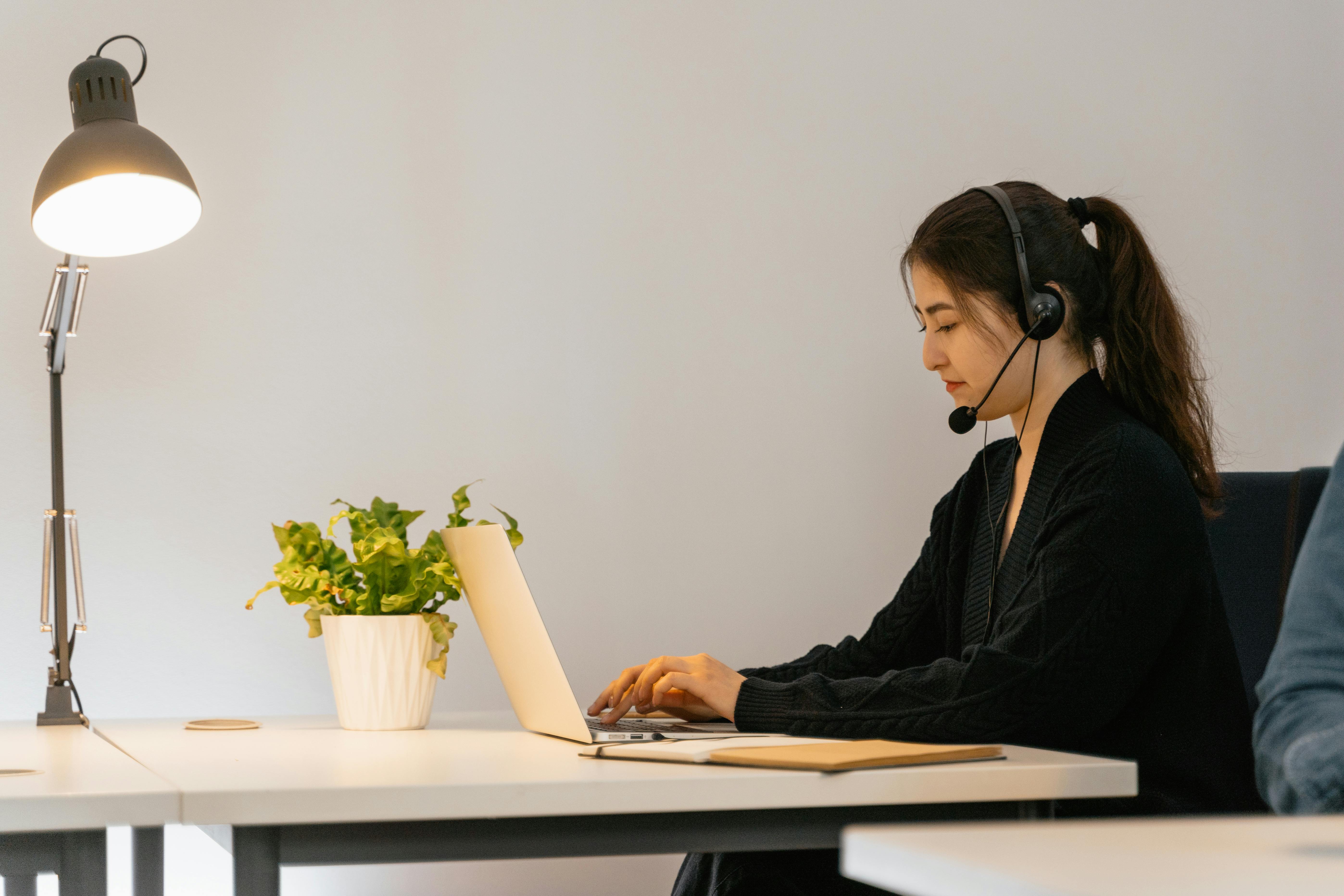 Ilustrasi virtual assistant: Pexels | MART PRODUCTION