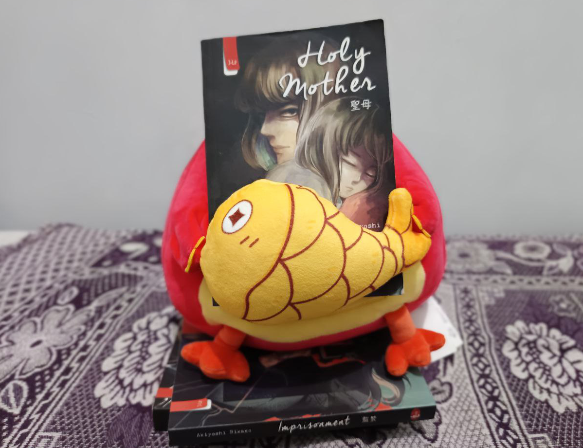 Novel Holy Mother dengan sampul rilisan pertama 