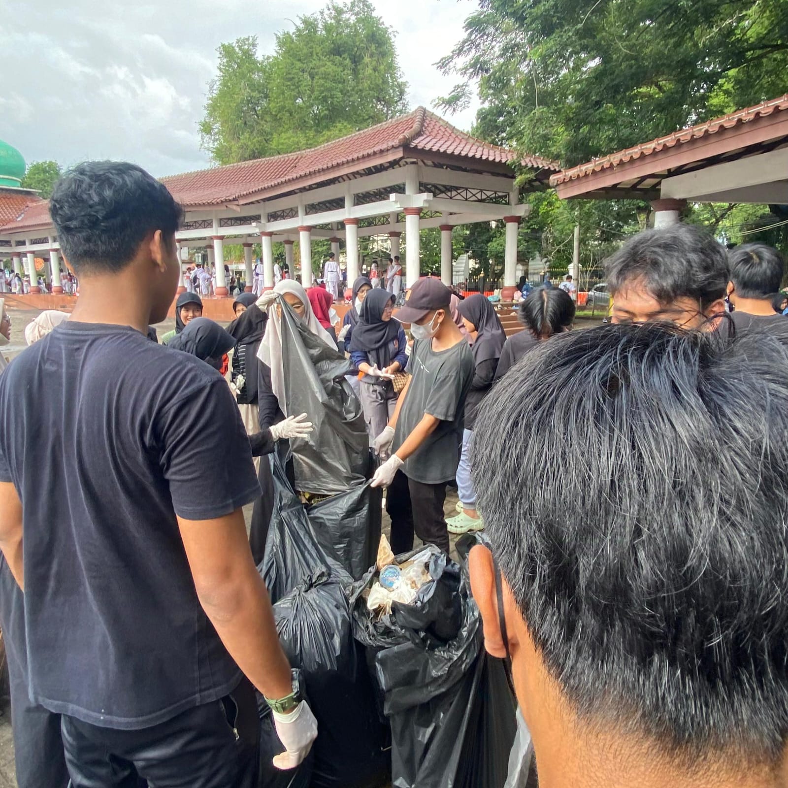 Dokumentasi Tim Trash Ranger Banten, Para Relawan membersihkan menggunakan trash bag.