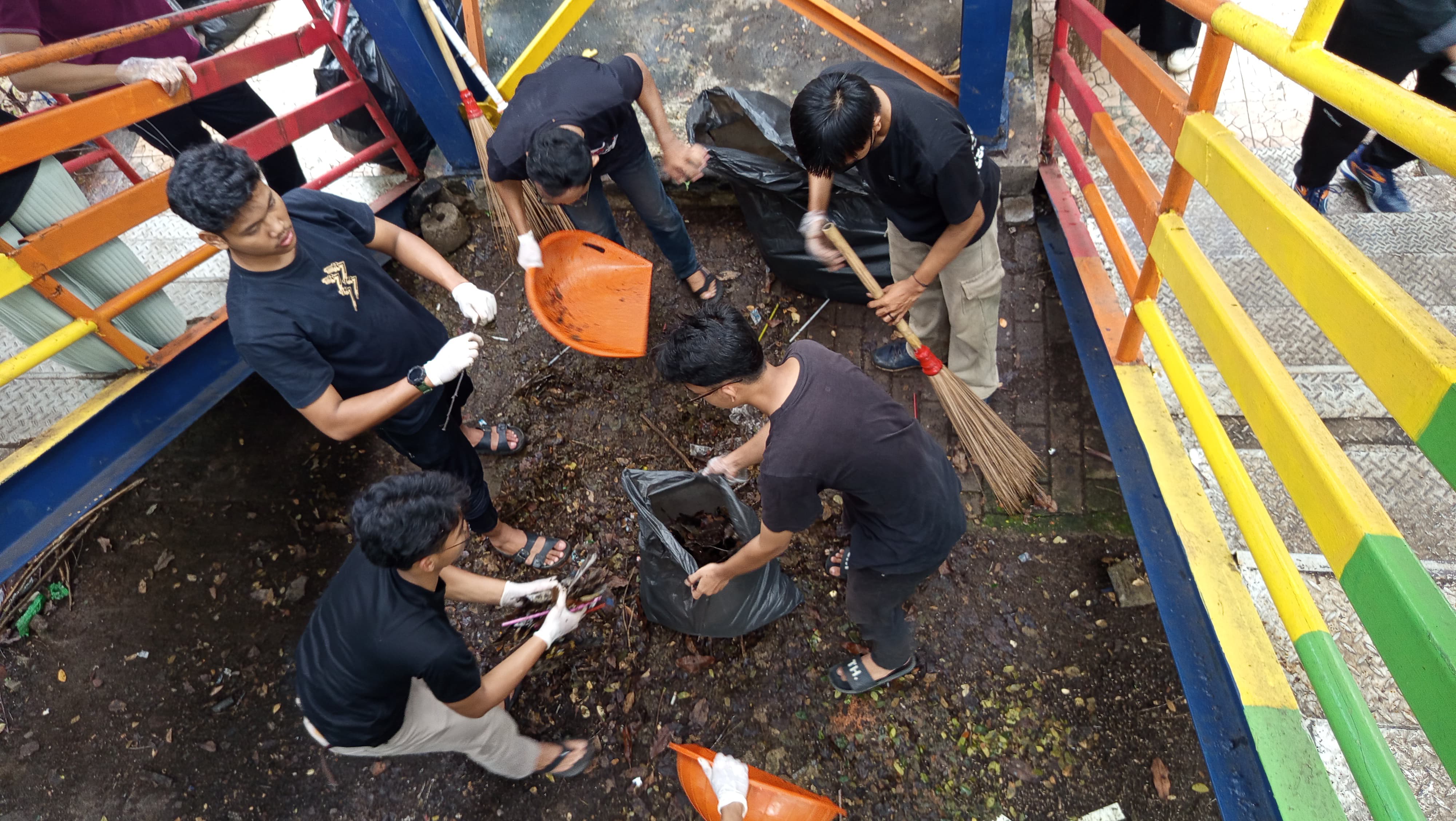 Dokumentasi Tim Trash Ranger Banten, Gotong Royong Membersihkan Sampah.