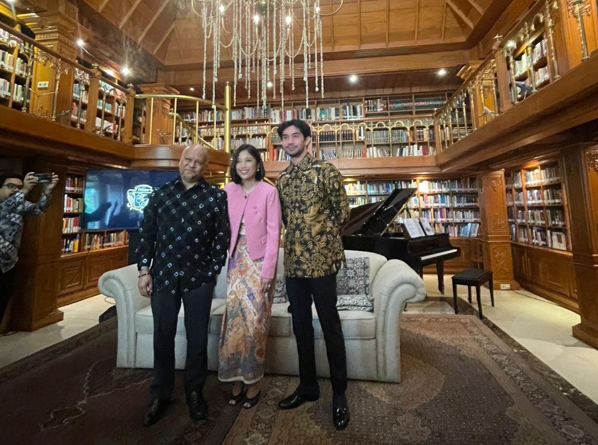 Keluarga Habibie dan Reza Rahadian/Rizky Kusumo