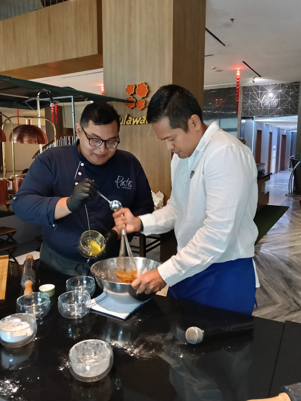 Chef Dodi dan Paundra Hanutama Mempertunjukan Pembuatan Cookies