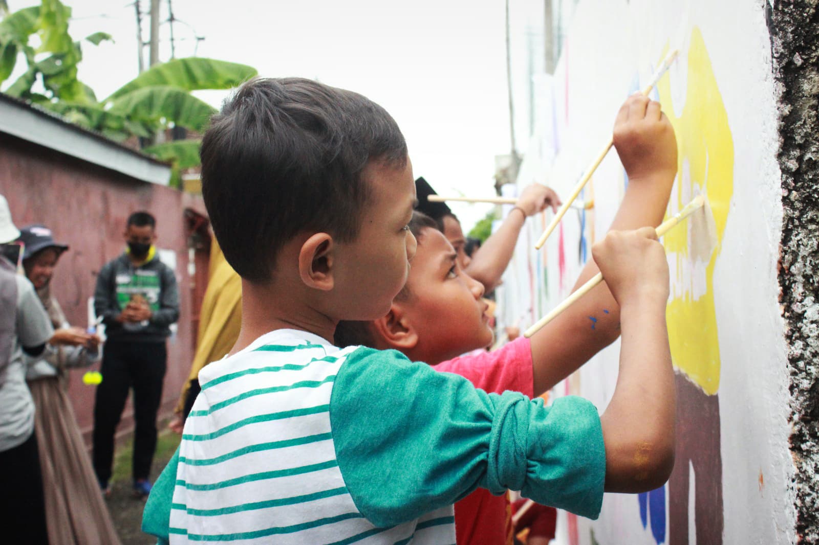 Aktivitas tembok pedia bersama generasi muda harapan bangsa (Dok. Adam Firmansyah)