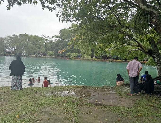 Pengunjung di Danau Linting Deli Serdang