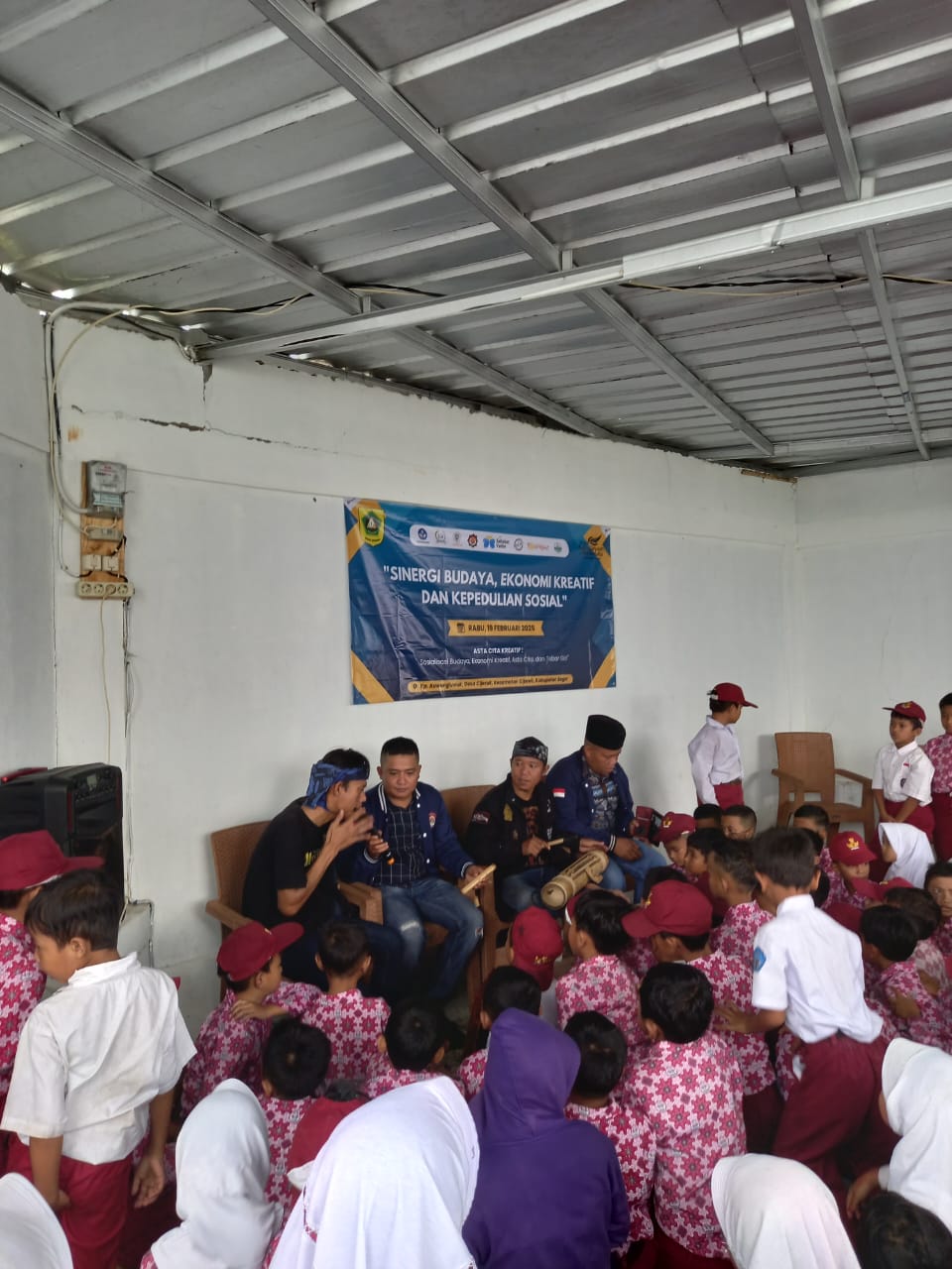 Belgi Alhuda pada saat memainkan musik Karinding tradisional Jawa Barat dihadapan anak-anak sekolah | Sumber: Dok. Pribadi Belgi Alhuda