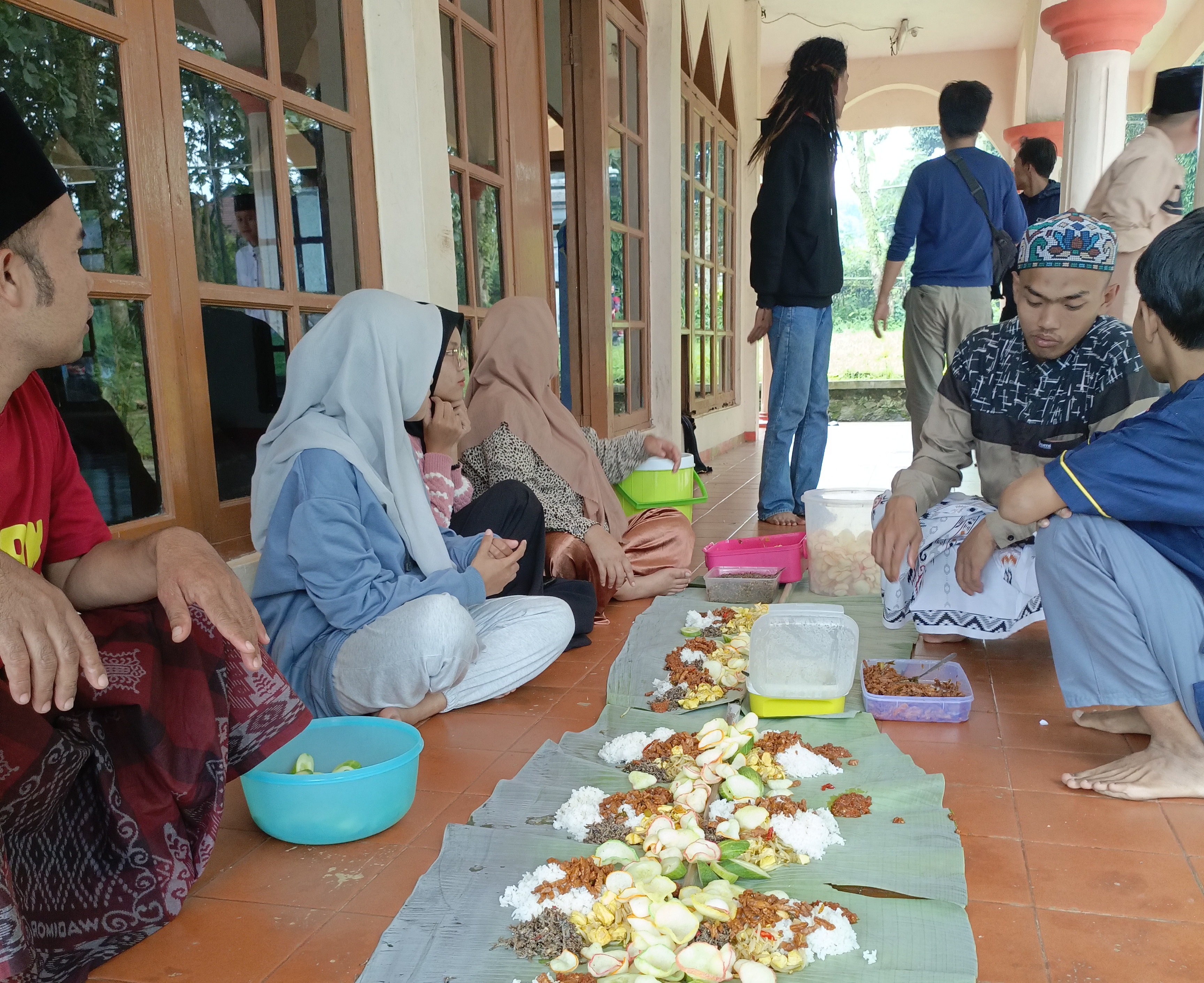Persiapan makan bersama dalam kegiatan cucurak yaitu makan nasi liwet beralaskan daun pisang | sumber: Dok. Pribadi Belgi Alhuda