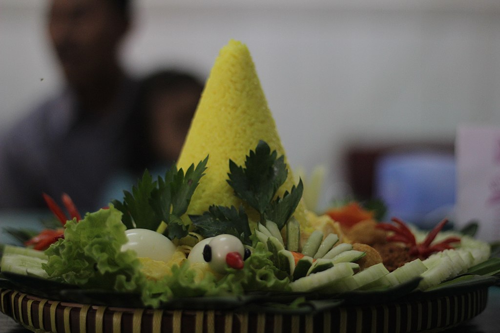 Nasi tumpeng. 9 Ide Menu Hidangan Saat Kumpul Munggahan, Cocok Untuk Keluarga