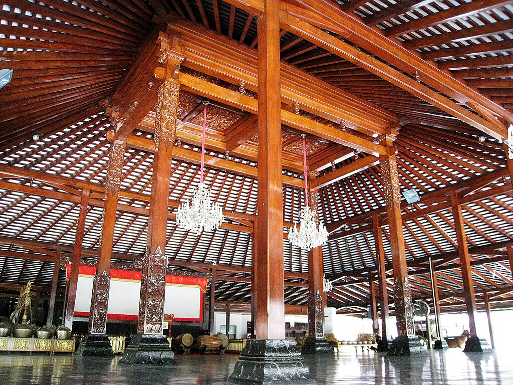 Pelataran Rumah Joglo Jawa Tengah di TMII