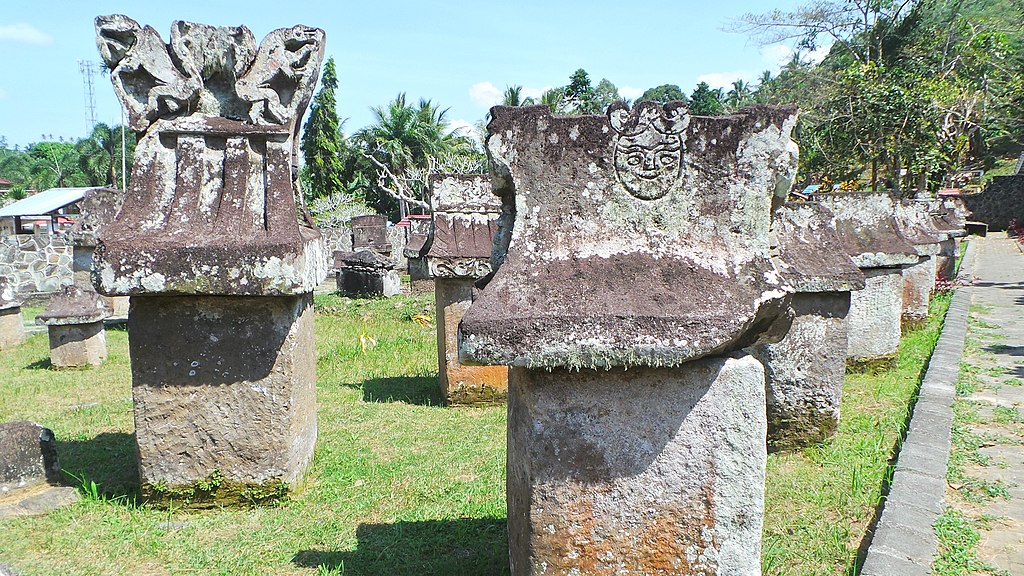 Waruga Khas Minahasa @ Tumanisme/Wikimedia Commons