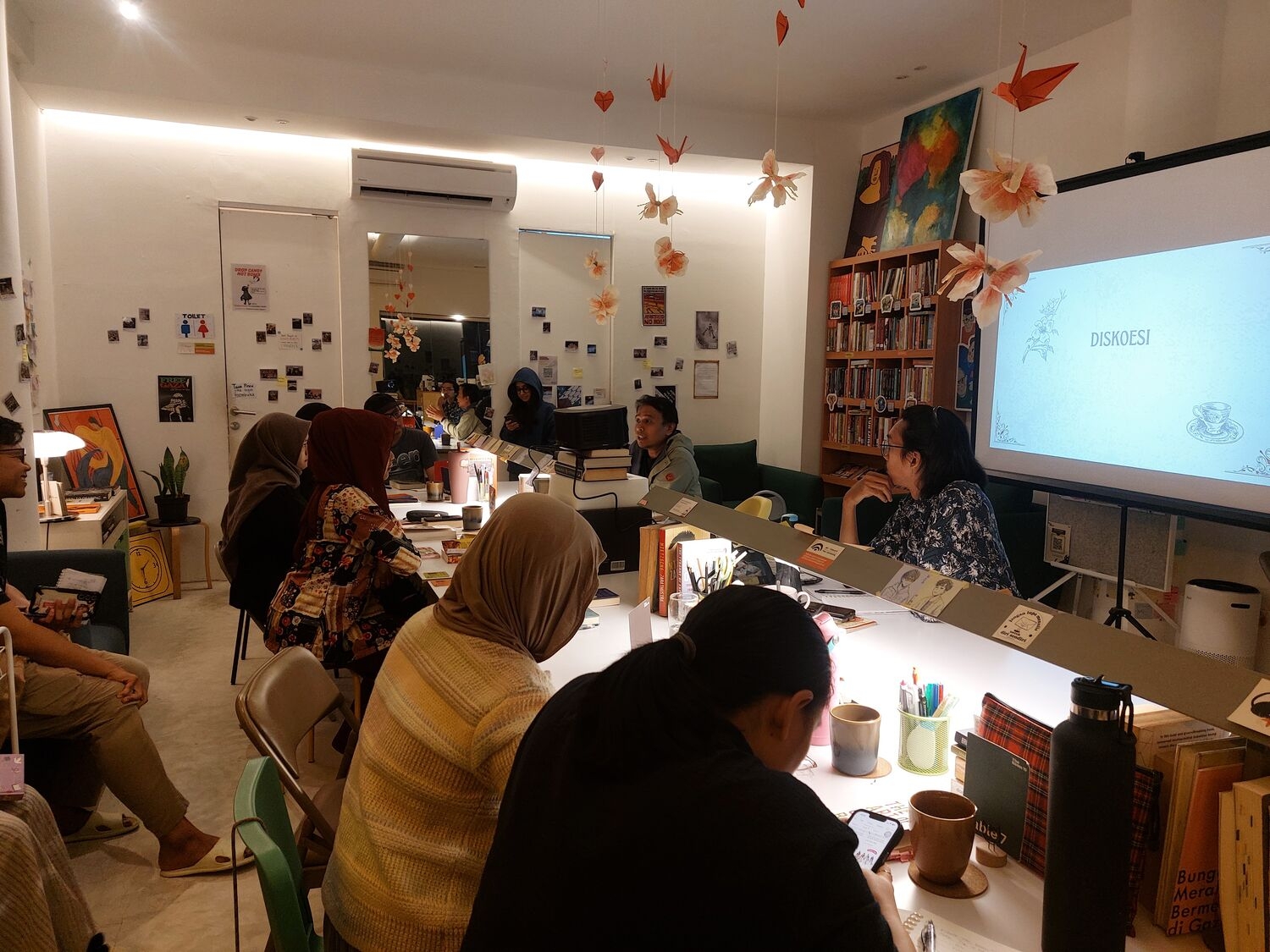 Suasana storytelling Menapaki Jejak Evolusi Sastra Indonesia: Telaah Buku “Tempo Doeloe” Karya Pramoedya di The Room 19