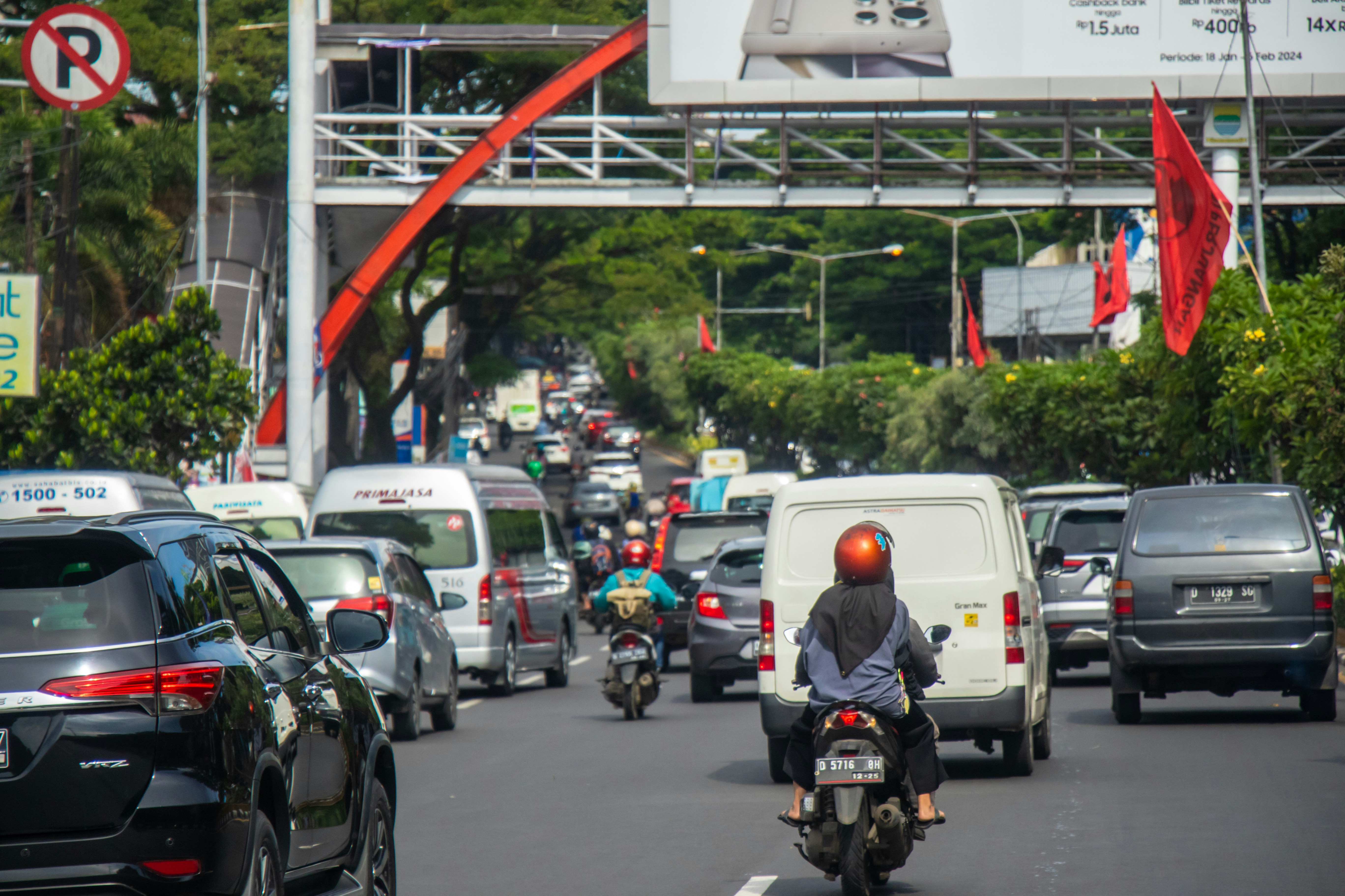 Dampak Positif Bagi Pengendara Ojek Online. Roda Kehidupan Dekat Stasiun Karawang, Imbas Positif Bagi Ojek Online