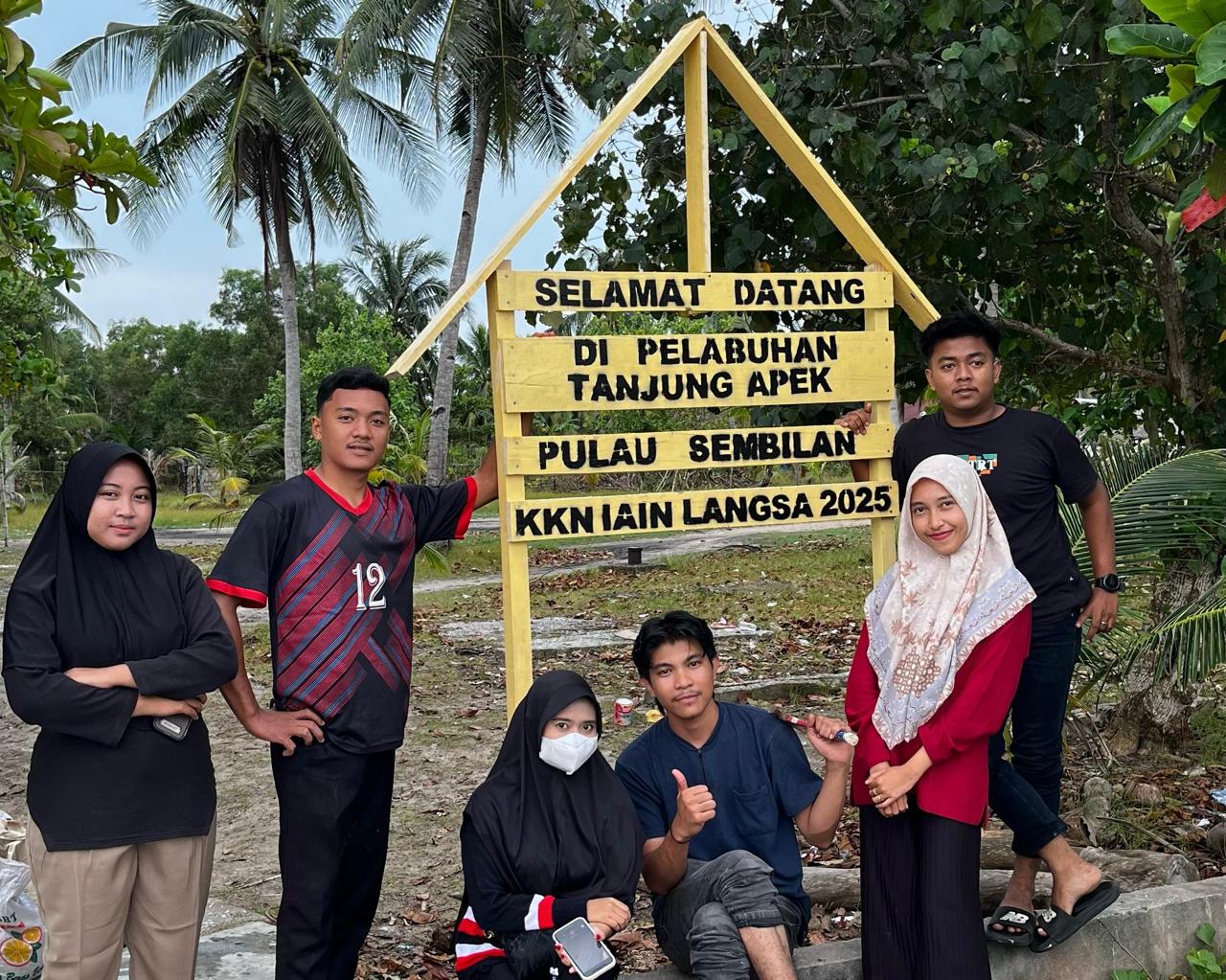 Tingkatkan Identitas Desa, Mahasiswa kelompok 4 KKN IAIN Langsa Pasang Plang Selamat Datang di Desa Pulau Sembilan