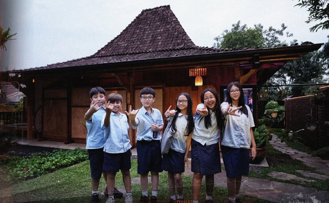 Kunjungan Siswa SD ke Rumah Anies (sumber: Instagram @aniesbaswedan)