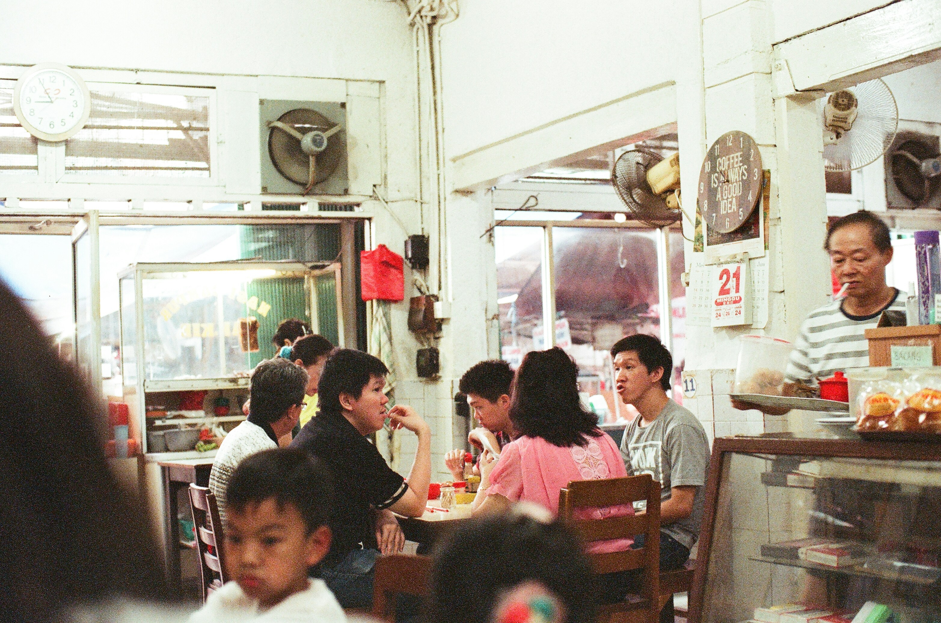 Kedai legendaris Kopi Es Tak Kie | Sumber gambar: Dok Anthoni Askaria/Unsplash