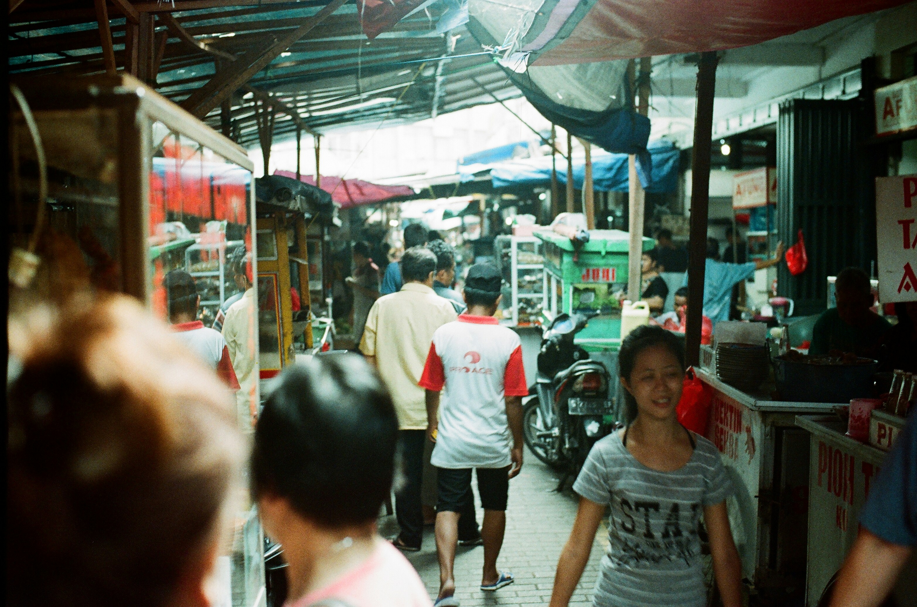 Suasana destinasi kuliner di kawasan Glodok | Sumber gambar: Dok. Anthoni Askaria/Unsplash