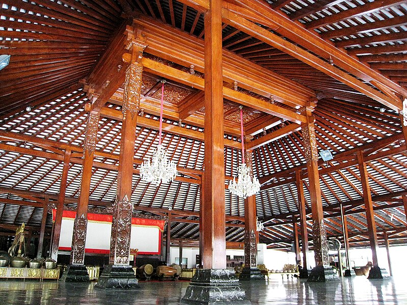 Atap rumah Joglo yang dibangun tinggi | Wikimedia Commons (Gunawan Kartapranata)