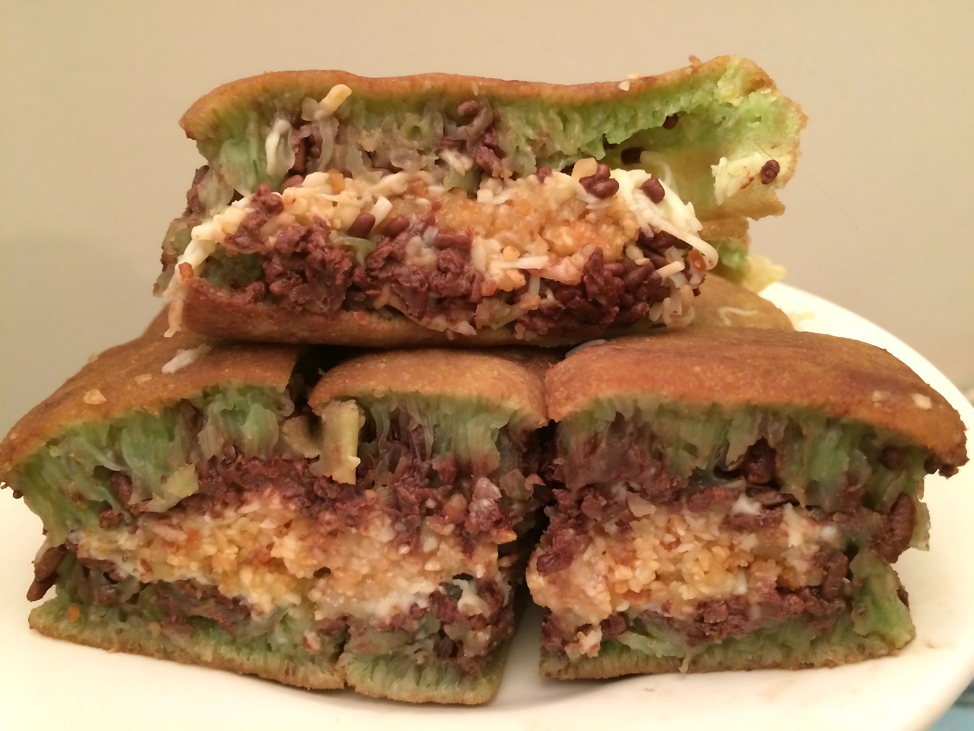 Martabak pandan dengan isian keju dan cokelat lumer siap dinikmati | Sumber gambar: Horego.com