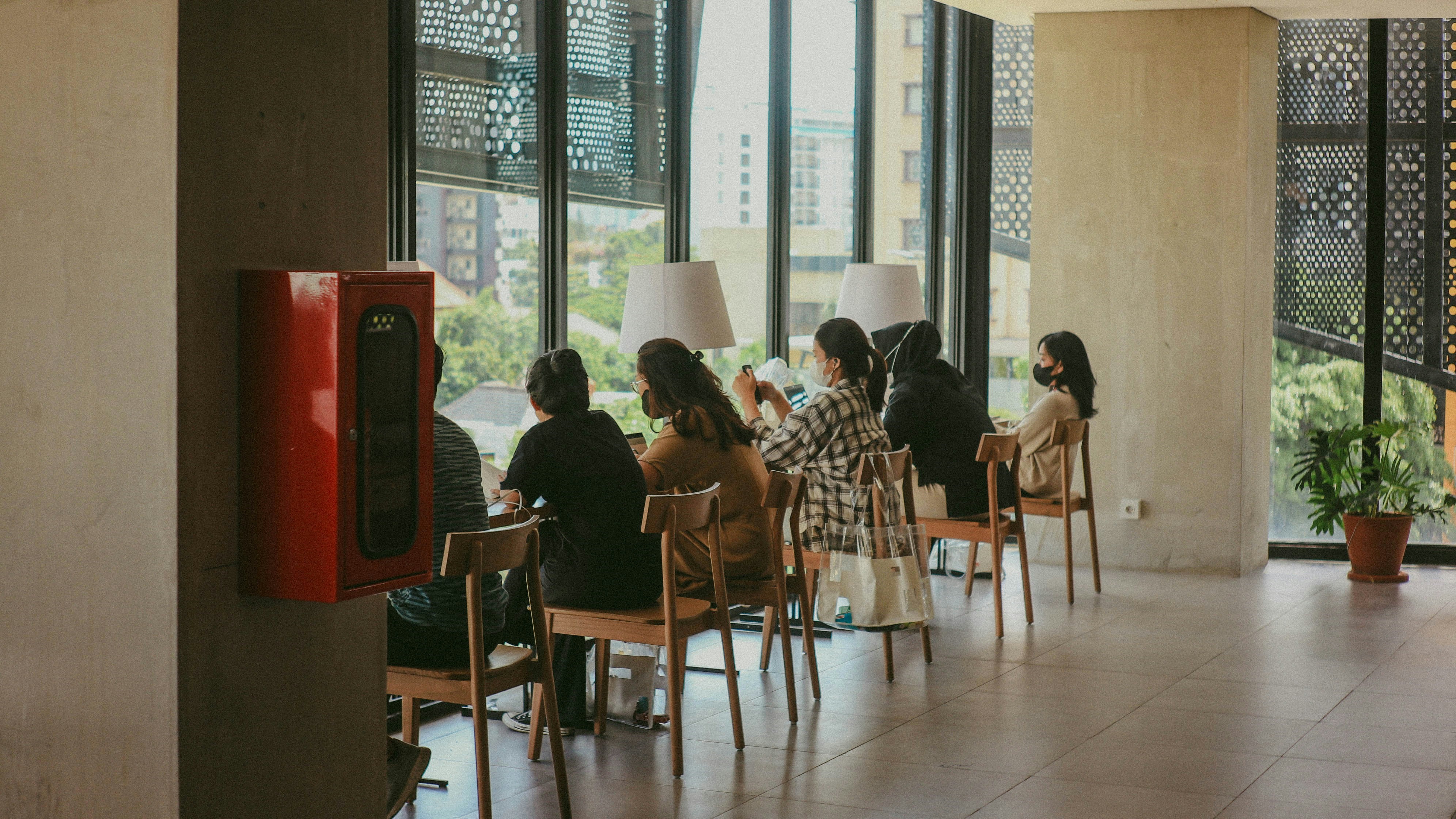 Beberapa orang sedang membaca dan bekerja di Perpustakaan Cikini TIM | Sumber Gambar: Dok. Falaq Lazuardi/Unsplash