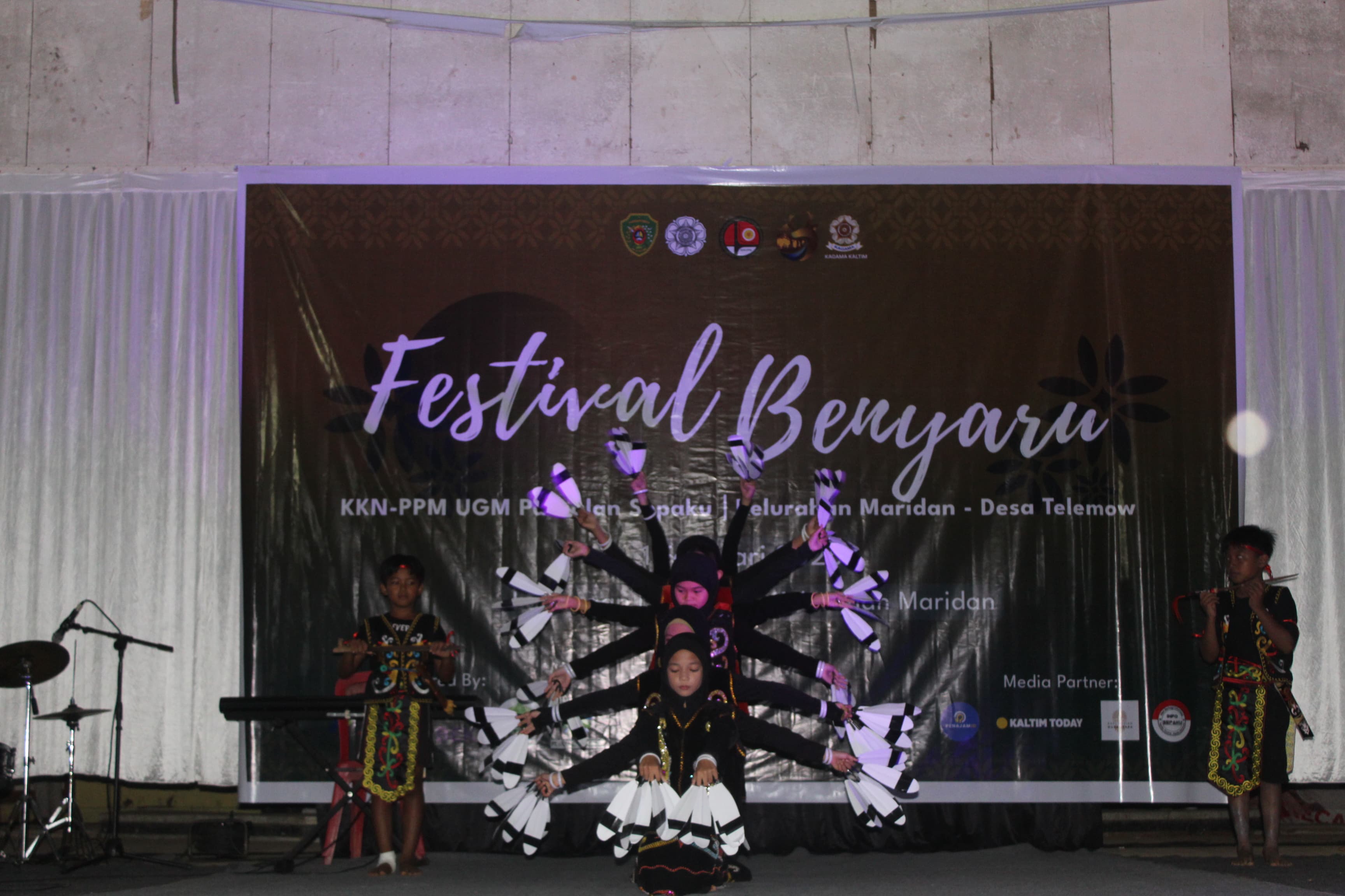 Penampilan SDN 015 Sepaku pada Festival Benyaru