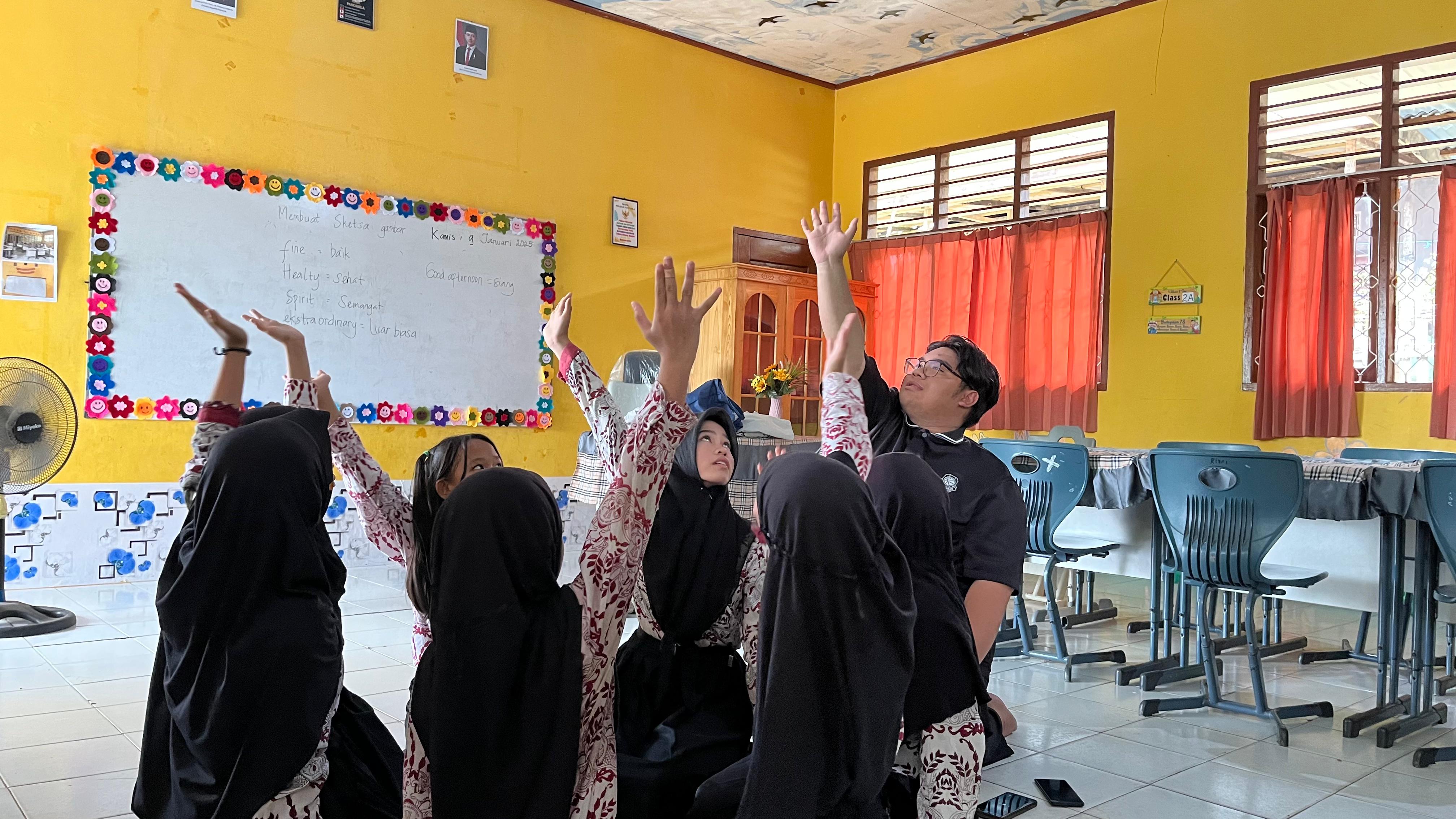 Latihan Tari rutin pada SDN 015 Sepaku, dibimbing oleh PIC program Albert Brillian 