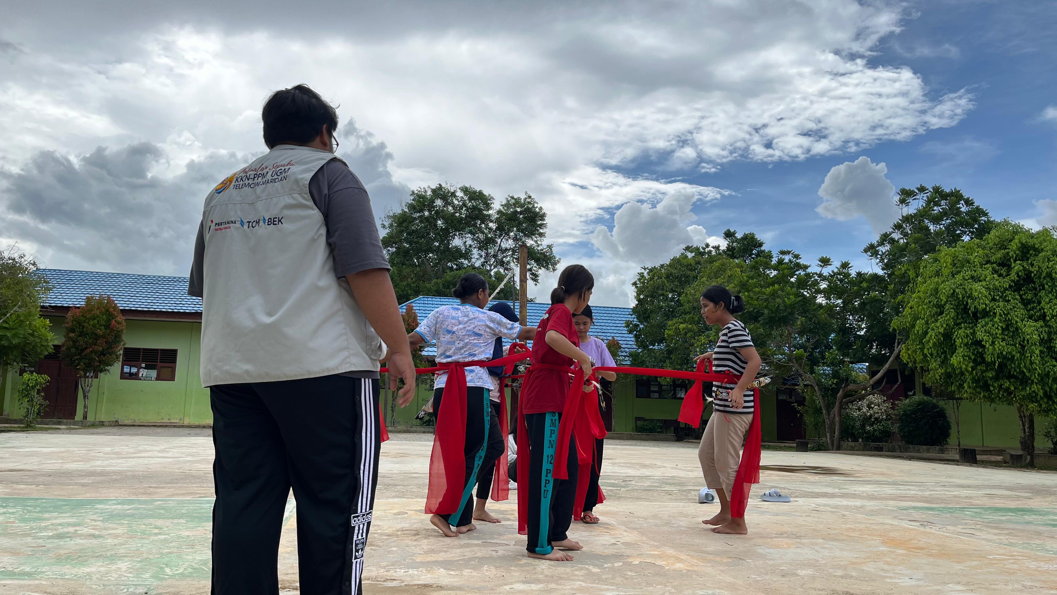 Latihan Tari rutin pada SMPN 12 Penajam Paser Utara, dibimbing oleh PIC program Albert Brillian 
