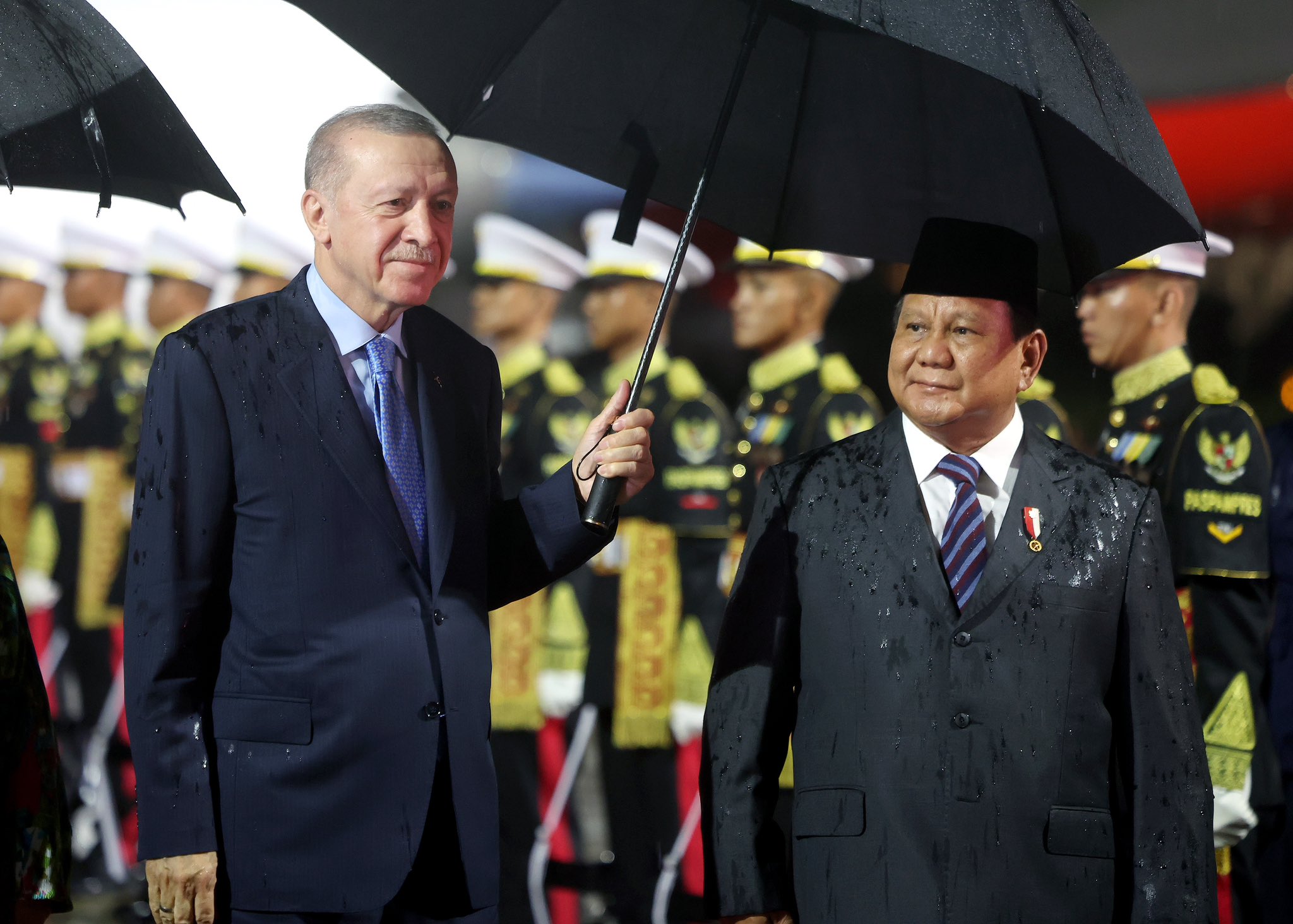 Erdogan yang memayungi Prabowo | @tcbestepe on X