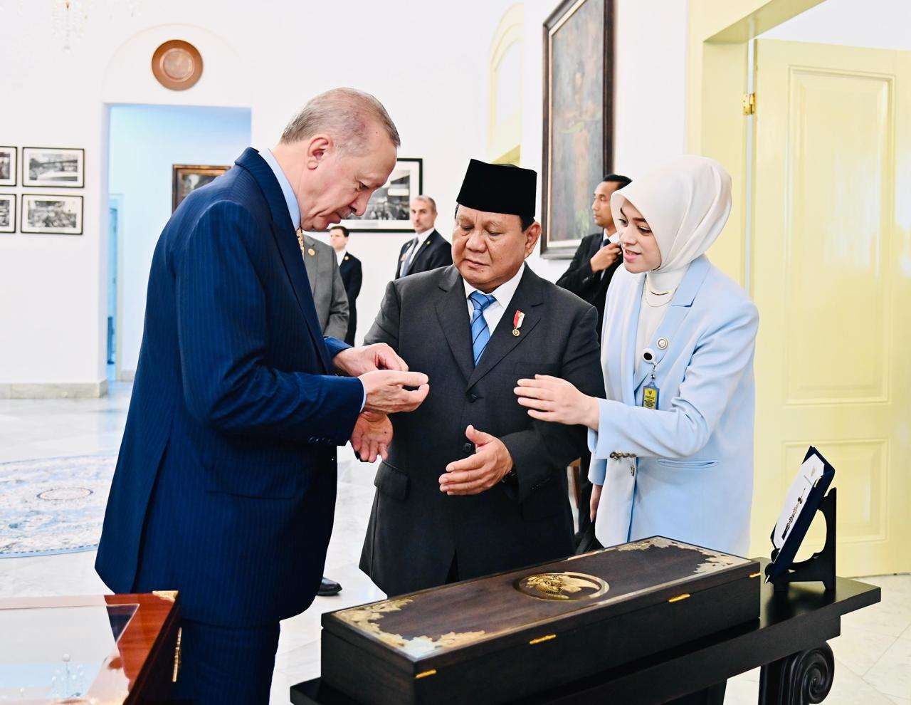 Prabowo dan Erdogan saling bertukar cindera mata | Foto: BPMI Setpres/Laily Rachev