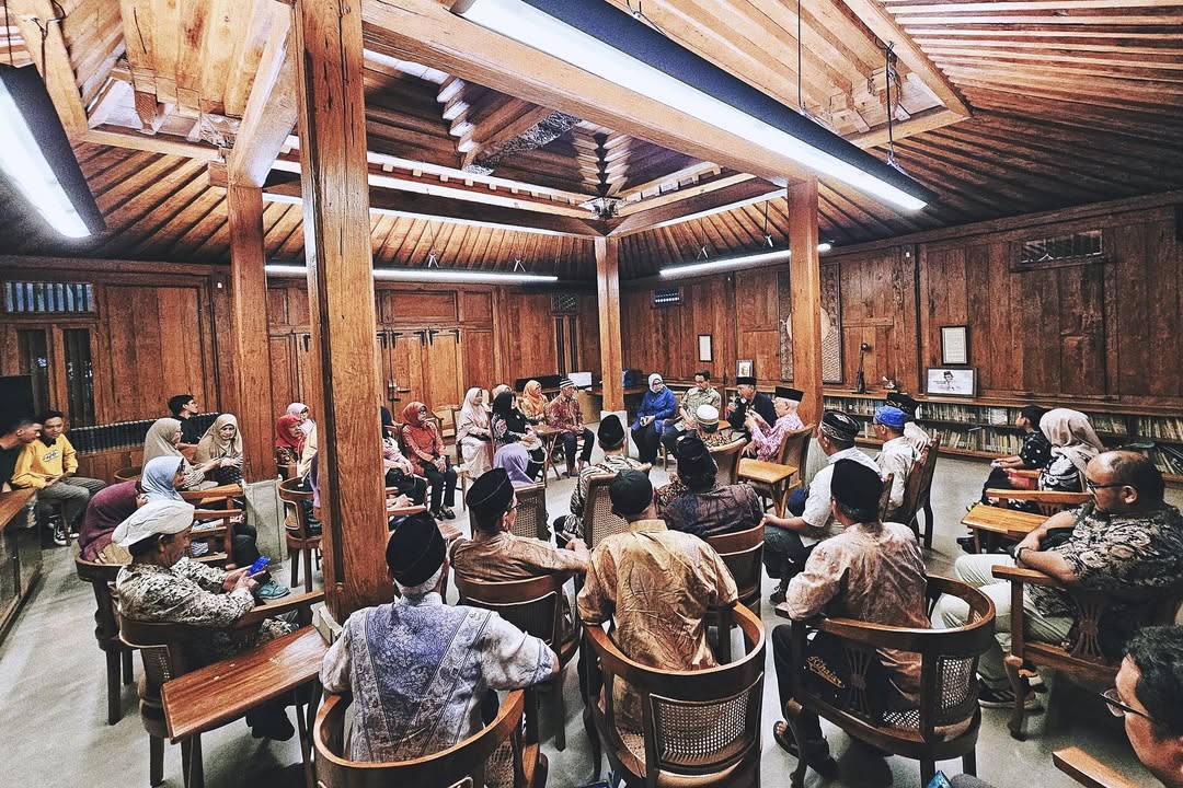 Guru SMPN 5 Yogyakarta di Rumah Joglo Anies (sumber: Instagram @aniesbaswedan)