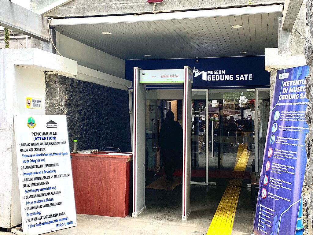  Tampak depan museum Gedung Sate @ Febrina Rizkia Putri/wikimedia commons
