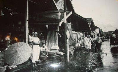 Foto Pasar di Samarinda Tempo Dulu @ Arsip Nasional Republik Indonesia/Wikimedia Commons