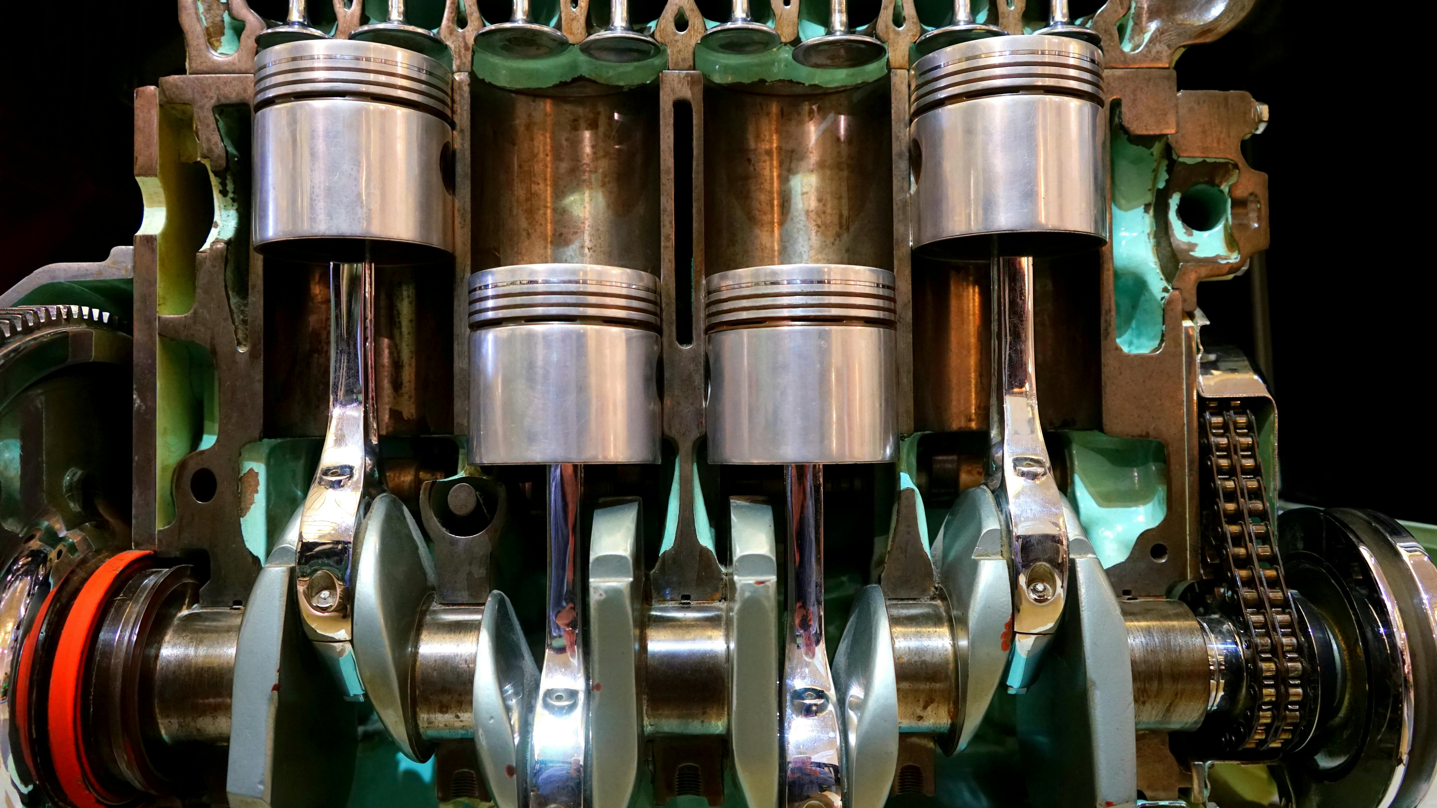Ilustrasi piston dan tabung mesin motor @ Mike Bird/pexels