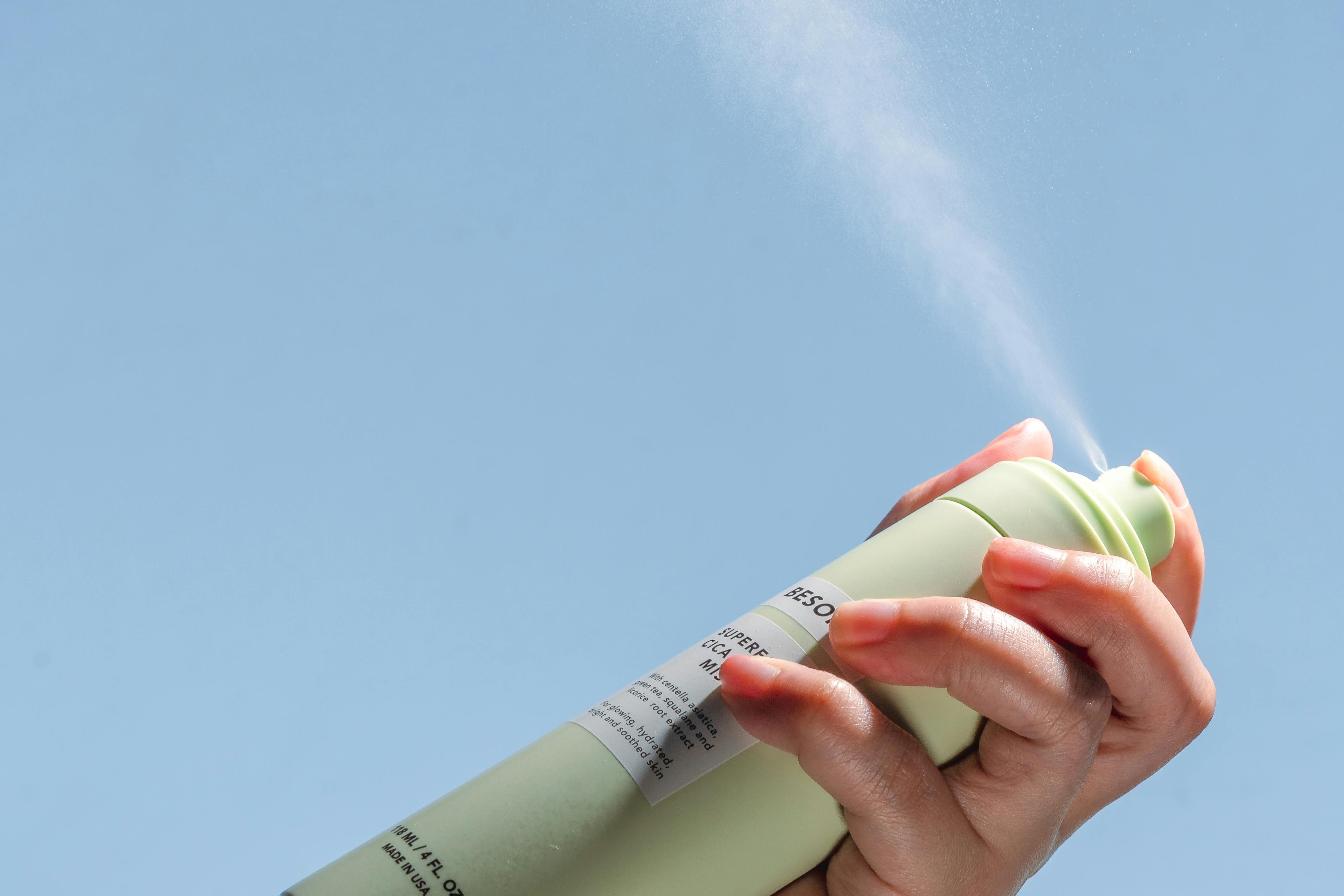Ilustrasi Menggunakan Spray Deodoran