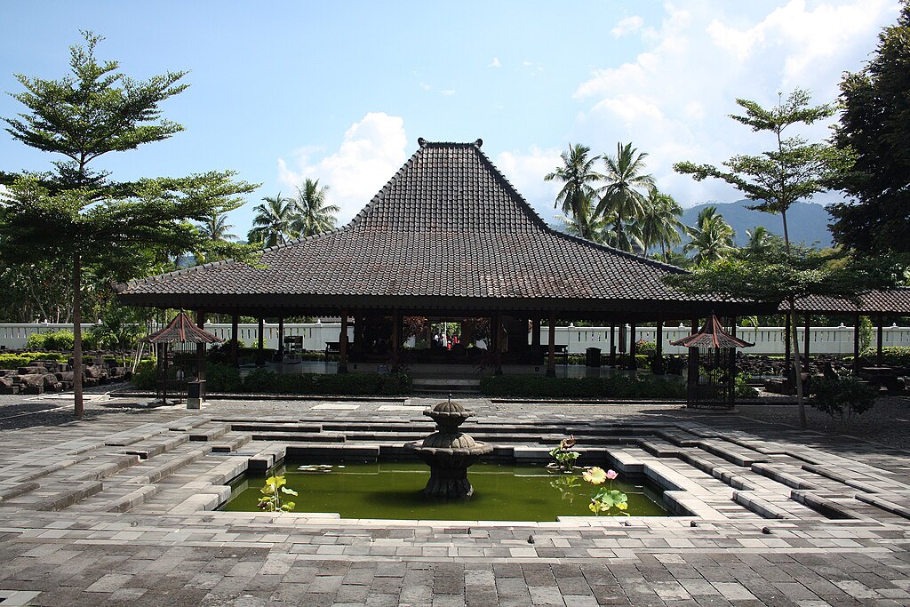 Pendopo Museum Karmawibhangga Beratap Rumah Joglo