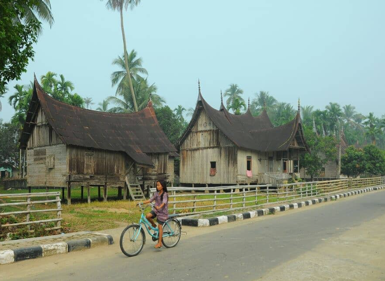 Menginap di Homestay Rumah Adat