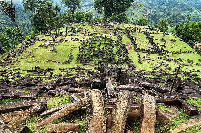 Situs Gunung Padang yang dikenal gunung terang oleh masyarakat setempat (Foto:commons.wikimedia/RaiyaniM)