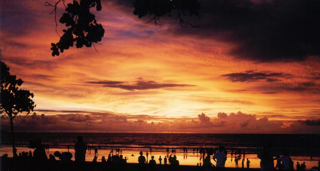 Panorama Matahari Terbenam di Pantai Kuta @ Suseno/wikimedia commons