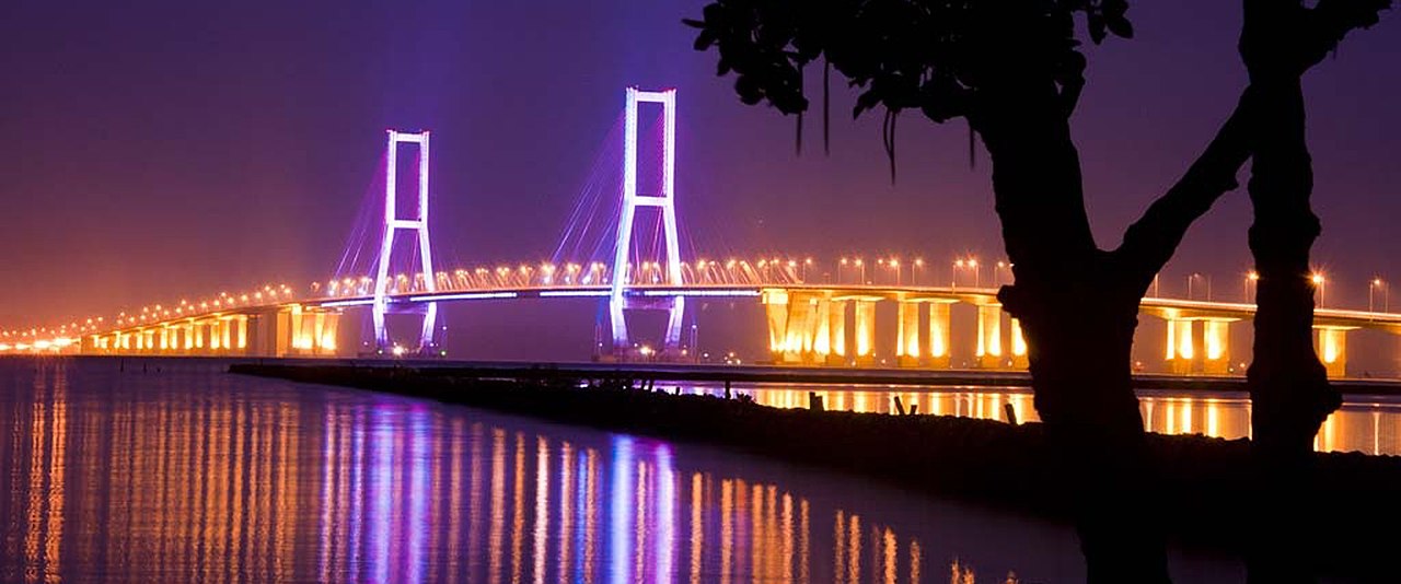 Panorama Jembatan Suramadu ketika malam @ Valen Shascaryo/Wikimedia Commons 
