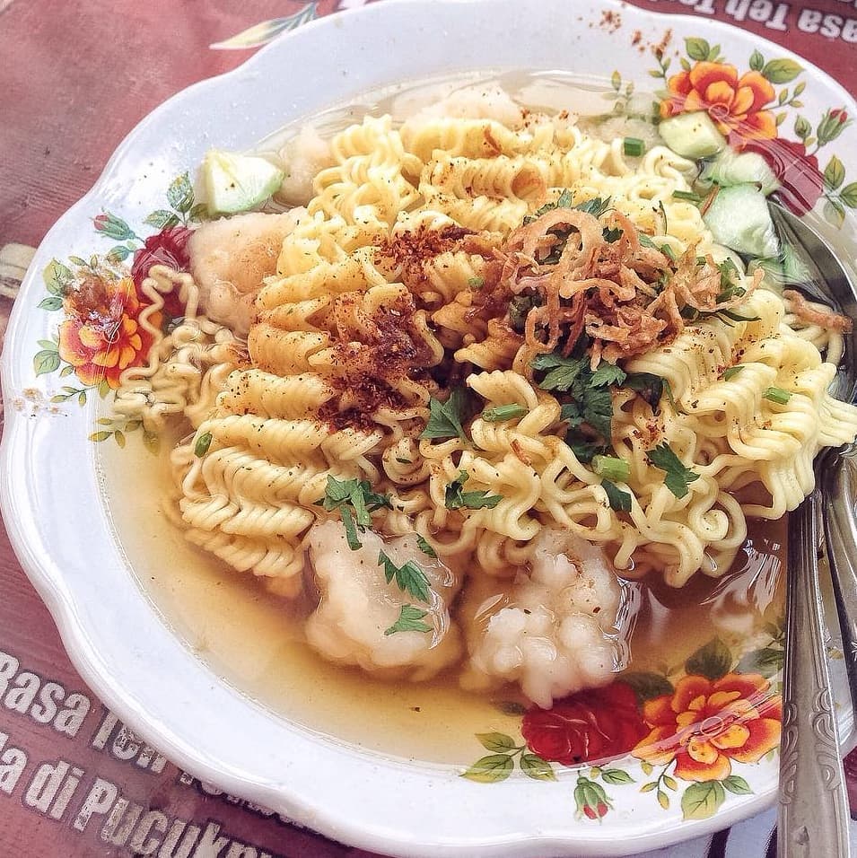 Tekwan campur mie instan | Foto: (Halaman Facebook Dinas Pariwisata Kota Palembang)