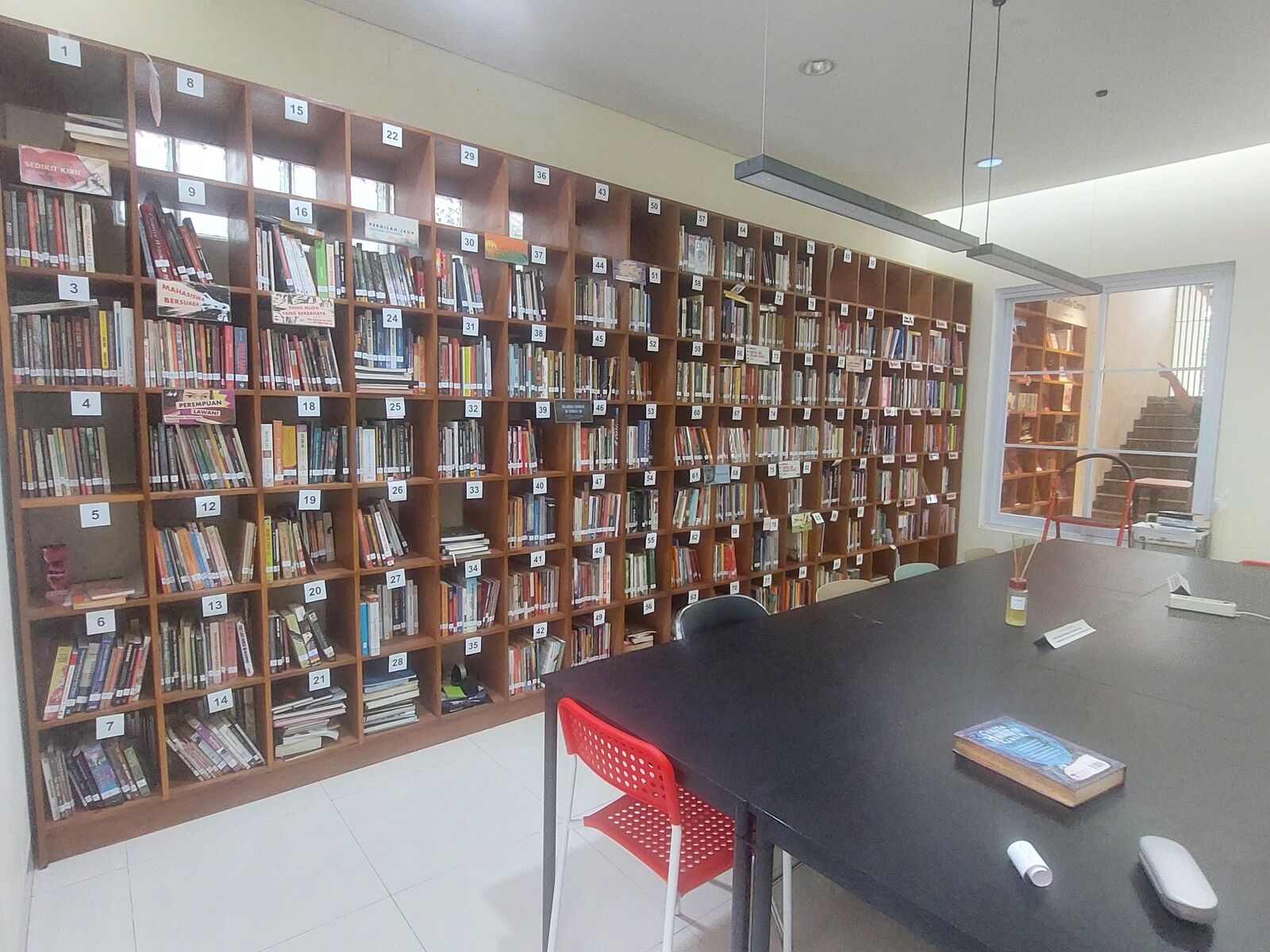 Tempat Baca di Bandung Bunga di Tembok ruang komunitas