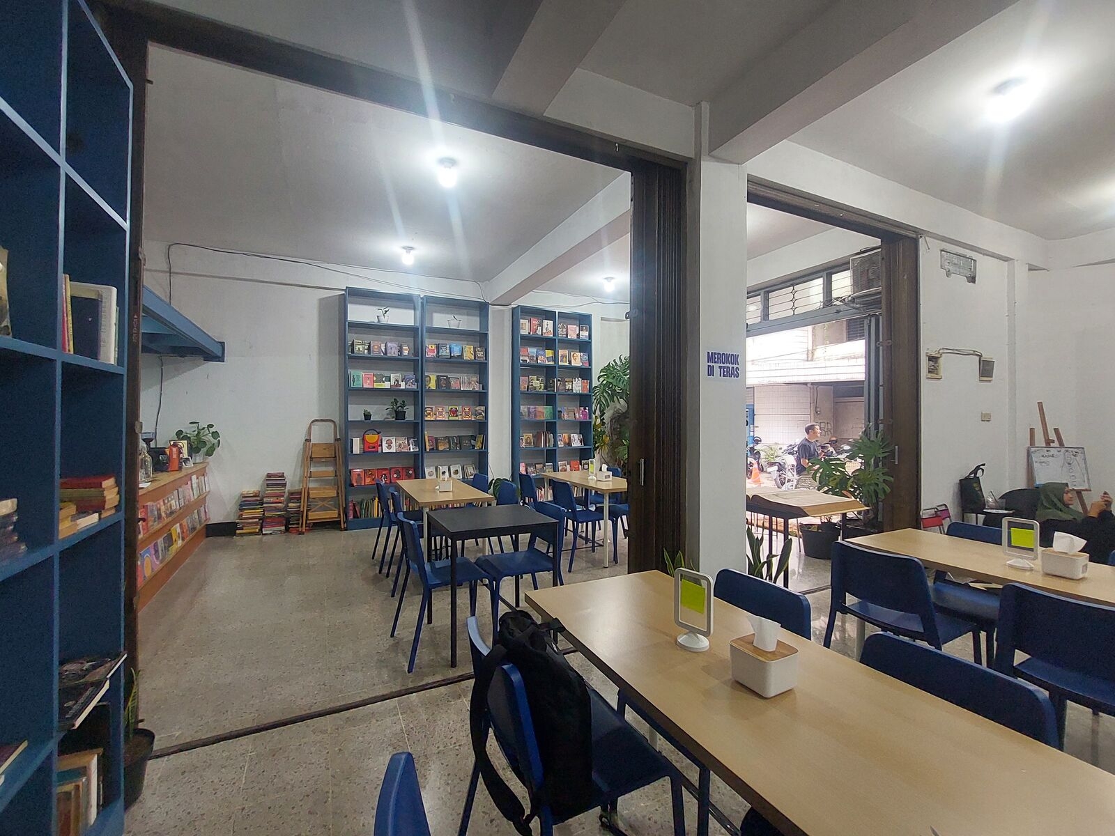 Tempat Baca di Bandung Toko Buku Pelagia dalam