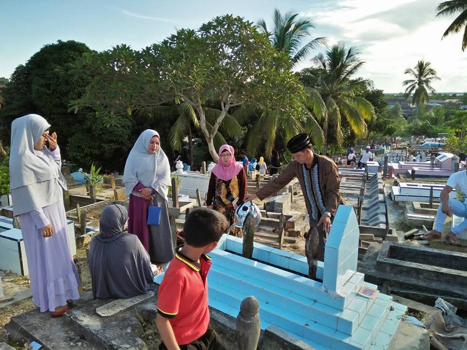 Masyarakat Suku Tidung melakukan aktivitas Manjalikur (Foto: Dok.Herison)