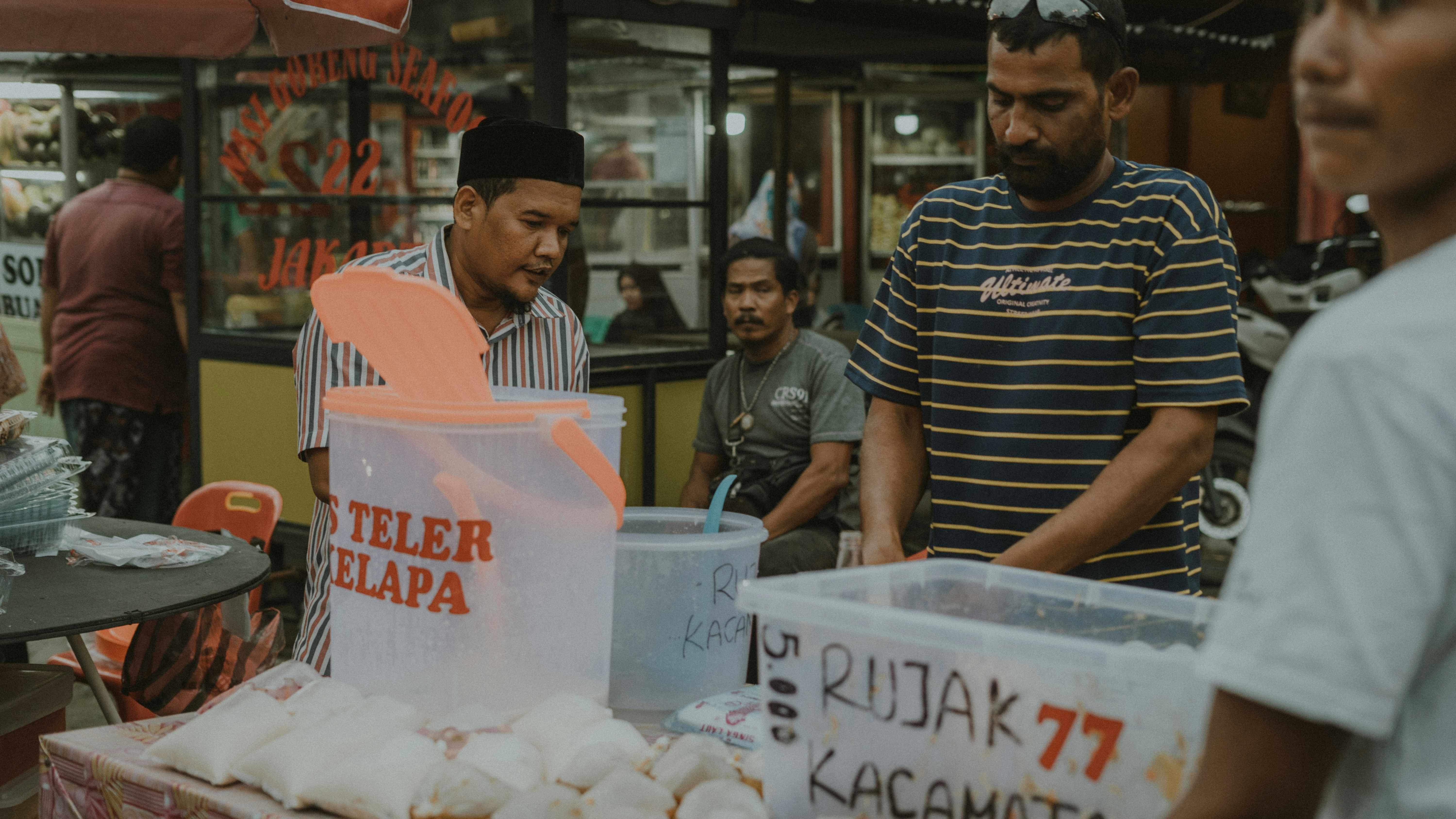 Berjualan takjil | sumber: Umar Ben (unsplash.com)