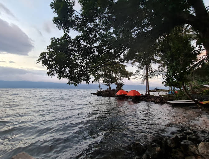 Pengunjung yang berkemah di Danau Matano | Dok. Irhan Halim (Google Maps)