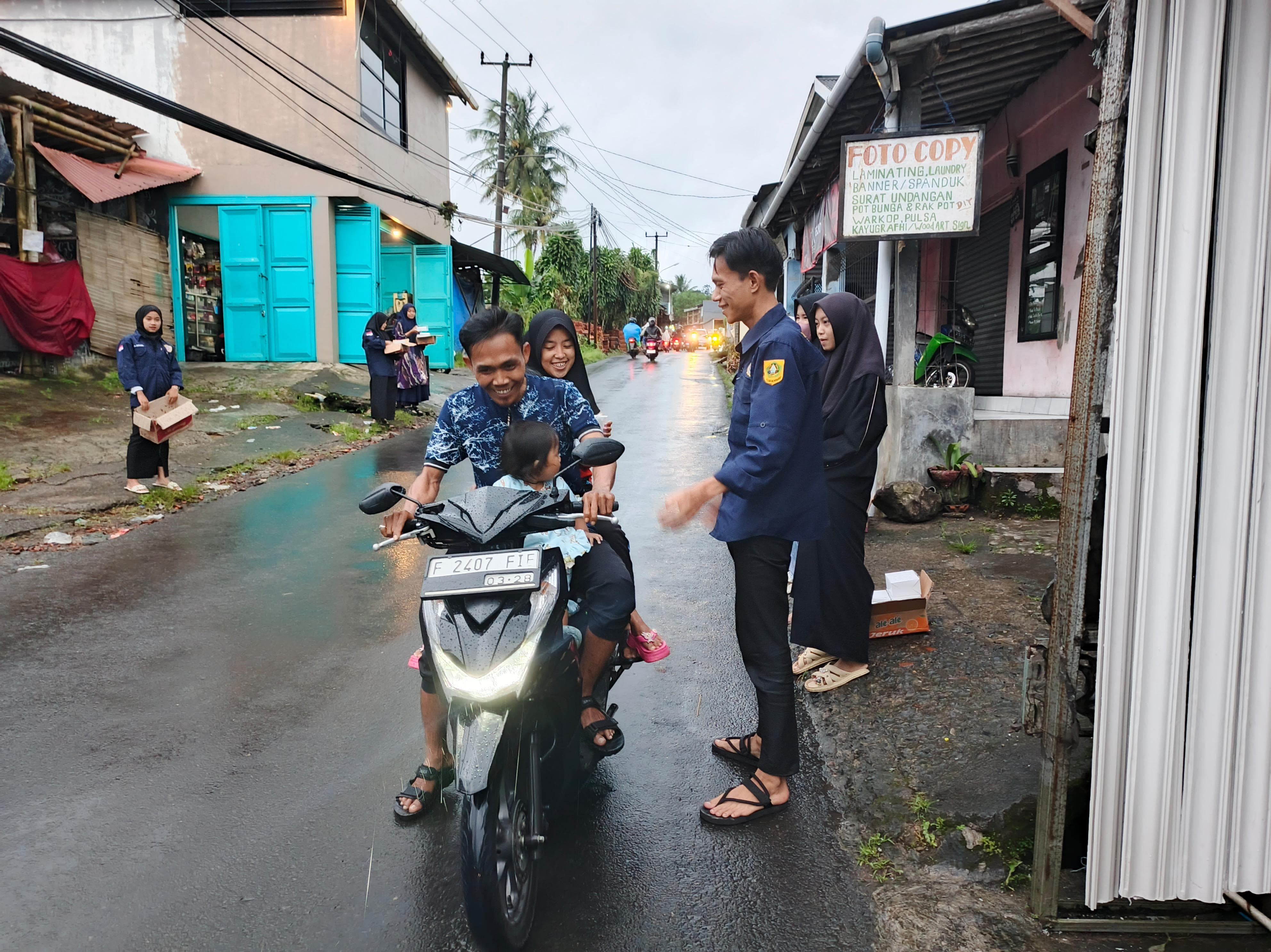 Karang Taruna Desa Ciburayut Membagikan PakPaket Takjil Kepada Pengguna Jalan. Sumber: Dok. Karang Taruna Desa Ciburayut (Belgi Alhuda)