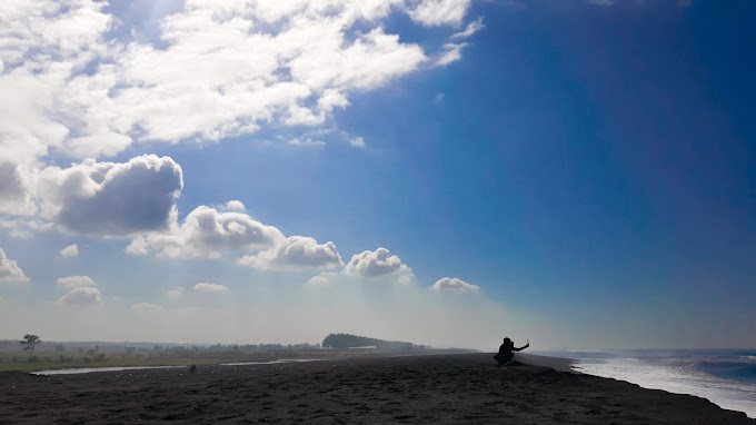 Suasana di Pantai Watu Pecak Lumajang | Dok. Abdunnajah Febri (Google Maps)