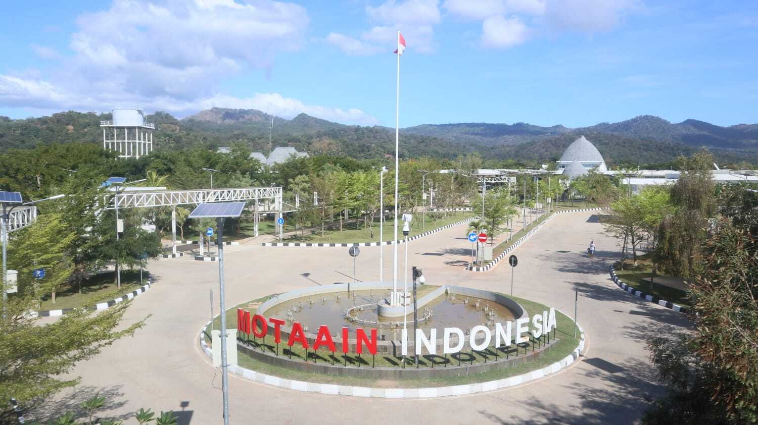 Alasan mengapa bahasa Indonesia masih mendominasi wilayah perbatasan itu adalah karena kesamaan latar belakang bahasa, budaya, dan hubungan kekerabatan.