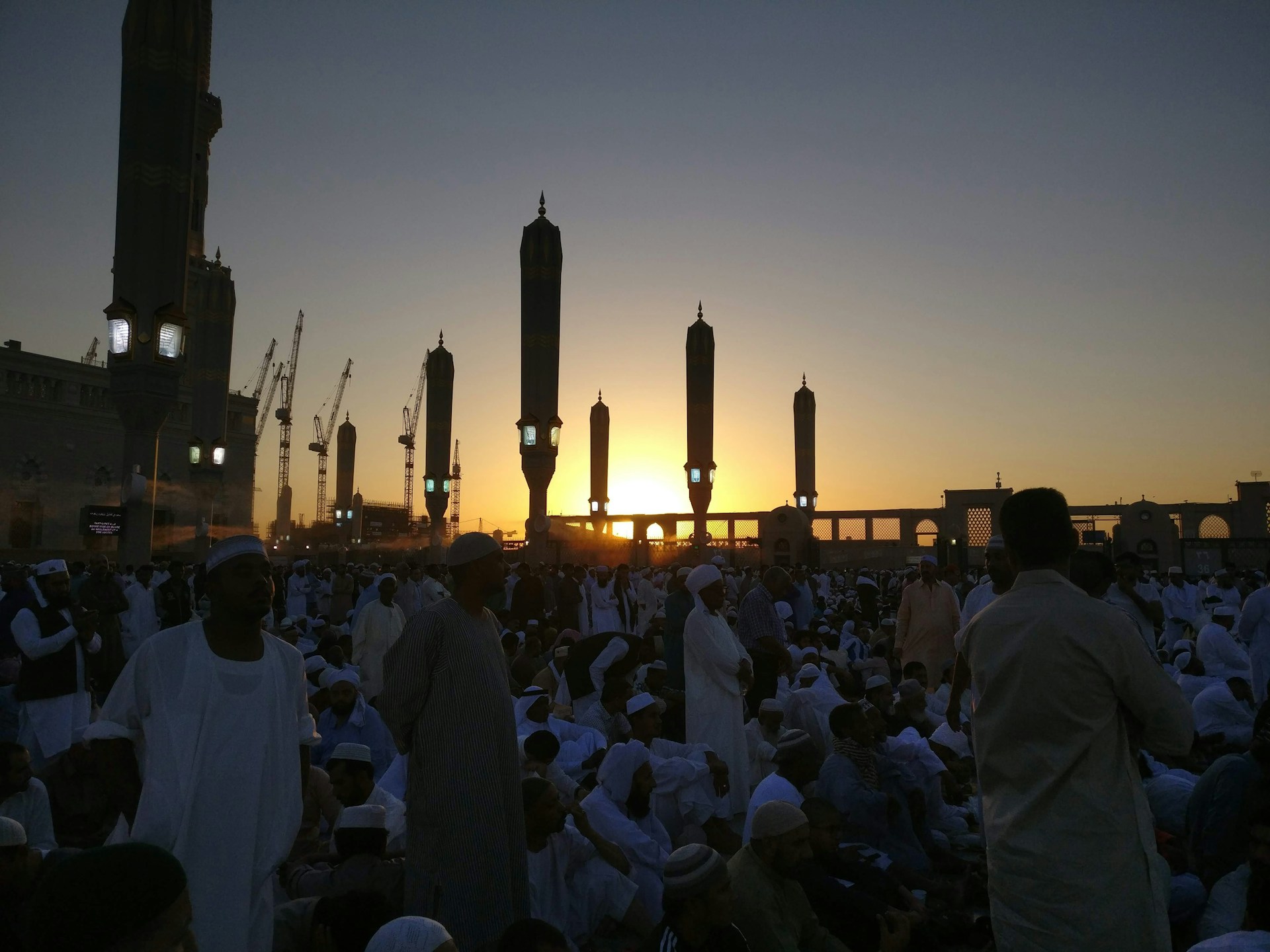 Alasan kenapa perayaan Idulfitri 'kurang meriah' di Arab adalah karena masyarakatnya memilih untuk merayakan Iduladha yang bersamaan dengan haji.