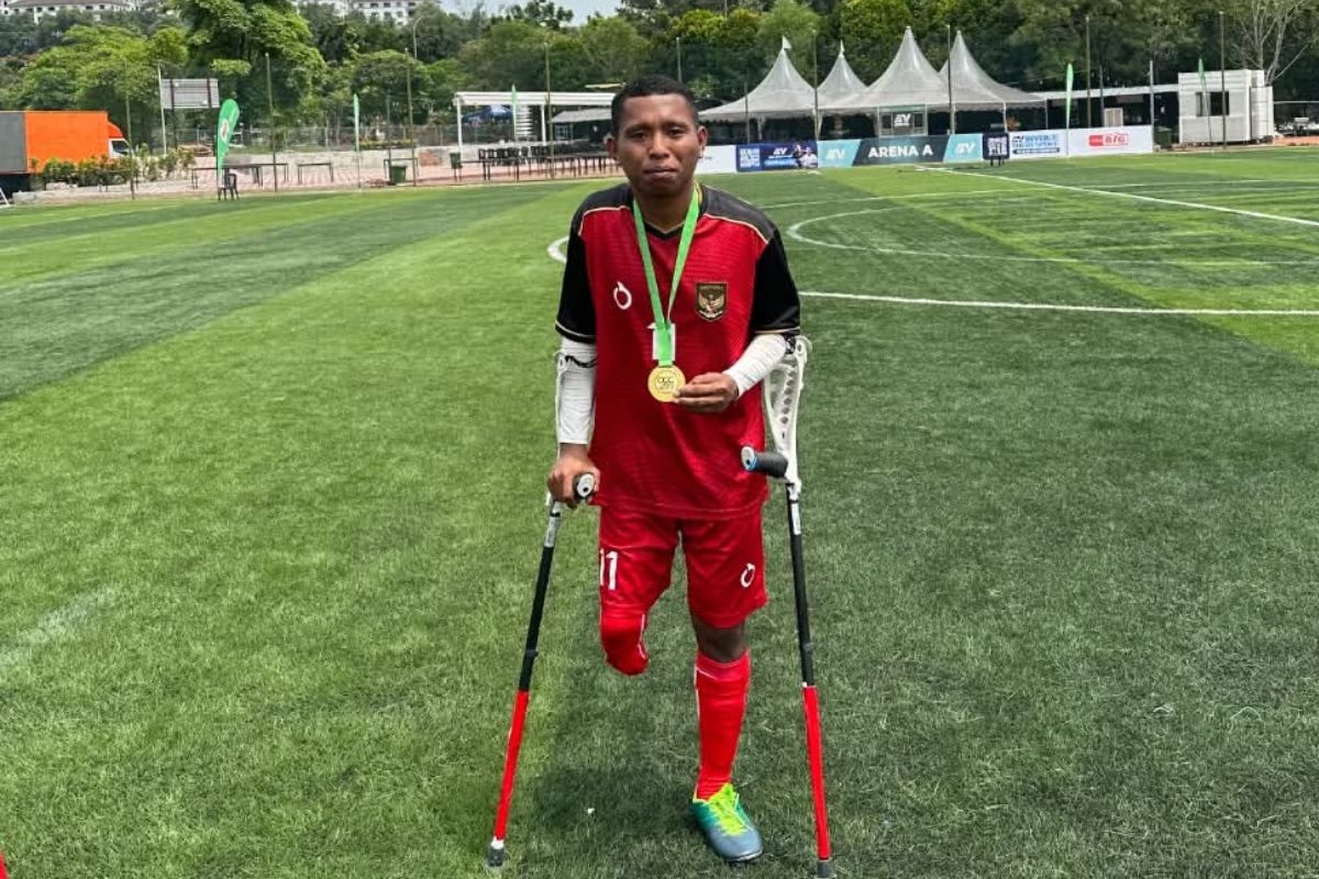 Sirilus Siko adalah pemain sepak bola amputasi yang ikut memperkuat Timnas Amputasi Indonesia.