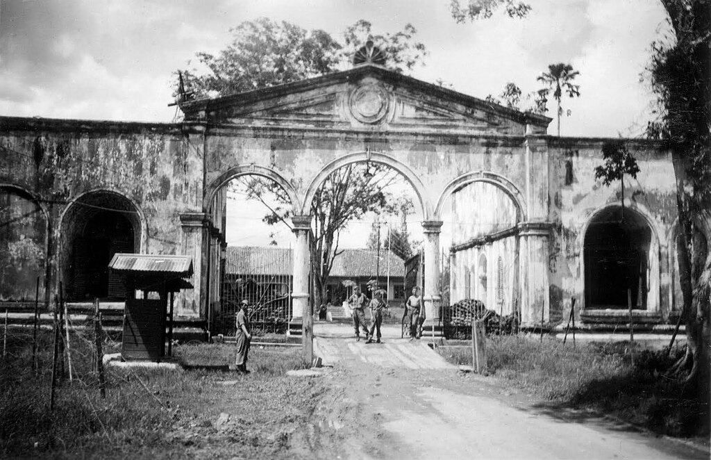 Benteng Kuto Besak Palembang Tempo Dulu @ Iwan Said/wikimedia commons