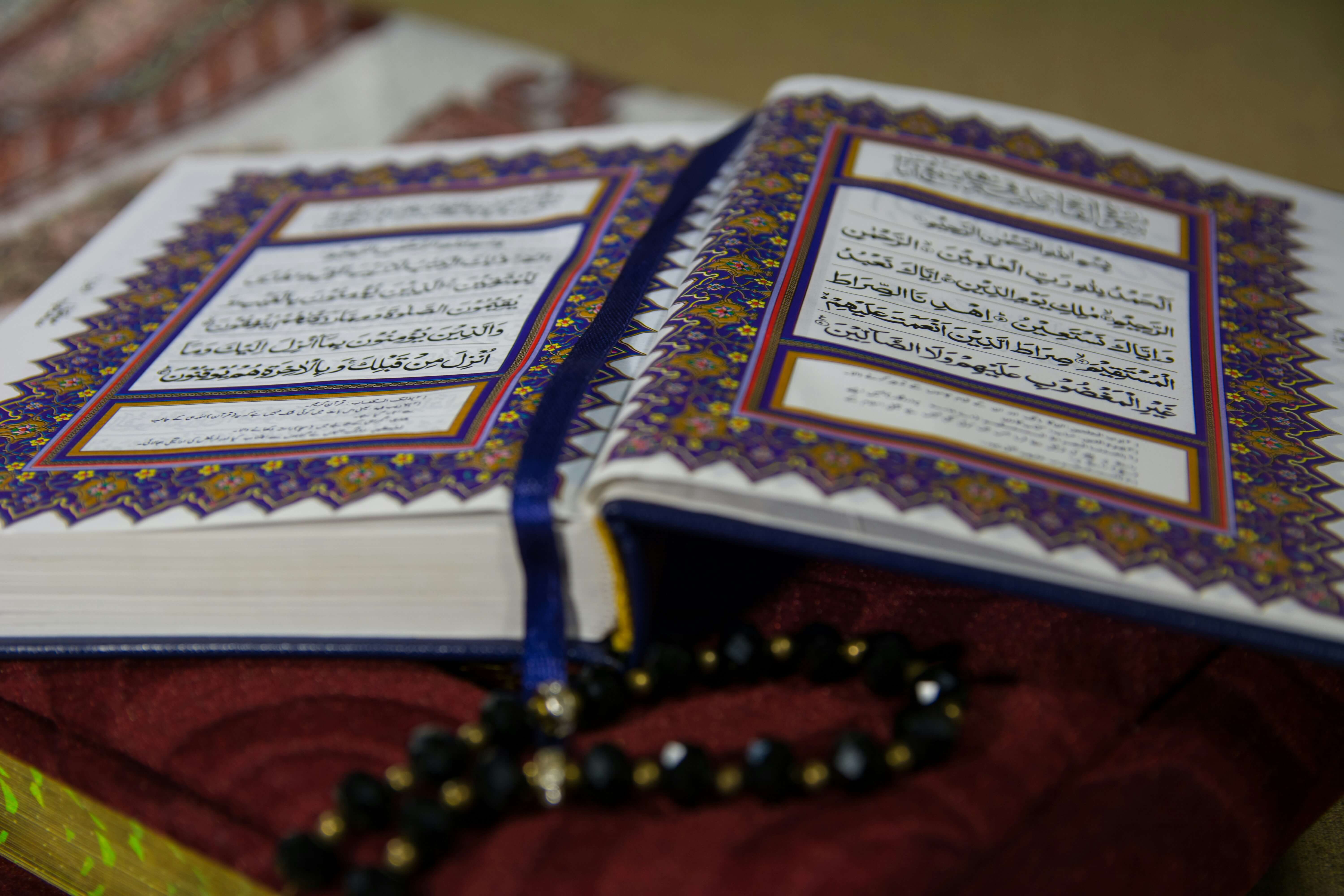 Ilutrasi Membaca Quran sebagai Salah Satu Amalan Terbaik untuk Mendapat Lailatul Qadar di 10 Malam Terakhir Bulan Ramadhan | Sumber: Unsplash @GR Stocks